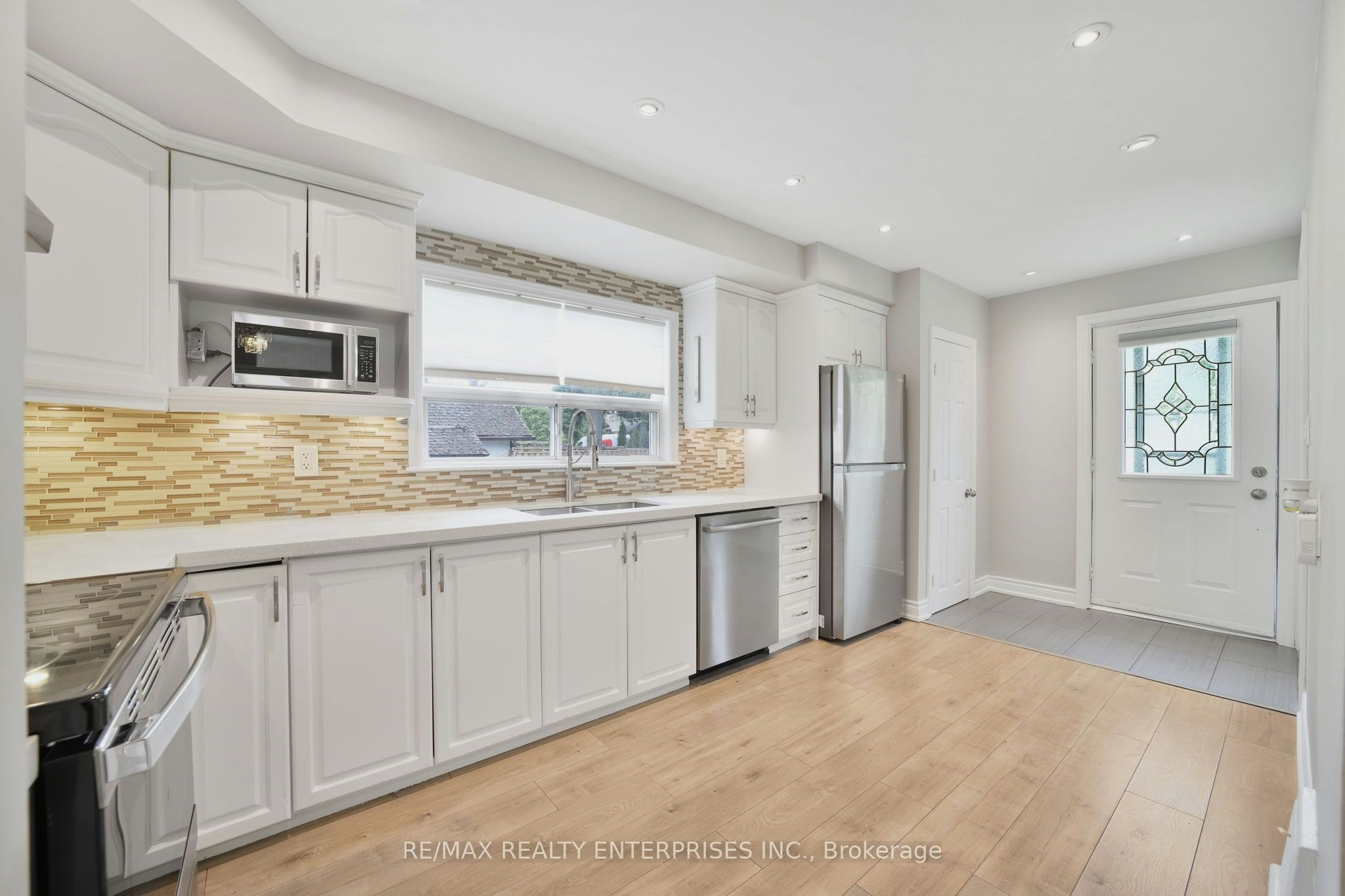 15 Delroy Drive, Toronto, ON, M8Y 1M8 - 3