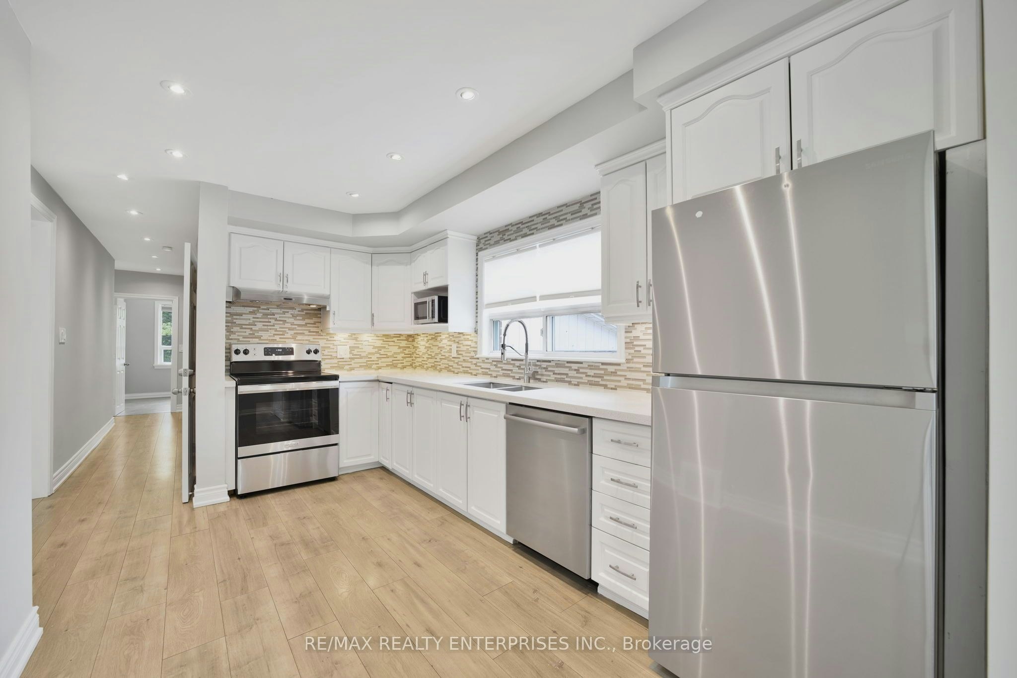 15 Delroy Drive, Toronto, ON, M8Y 1M8 - 4