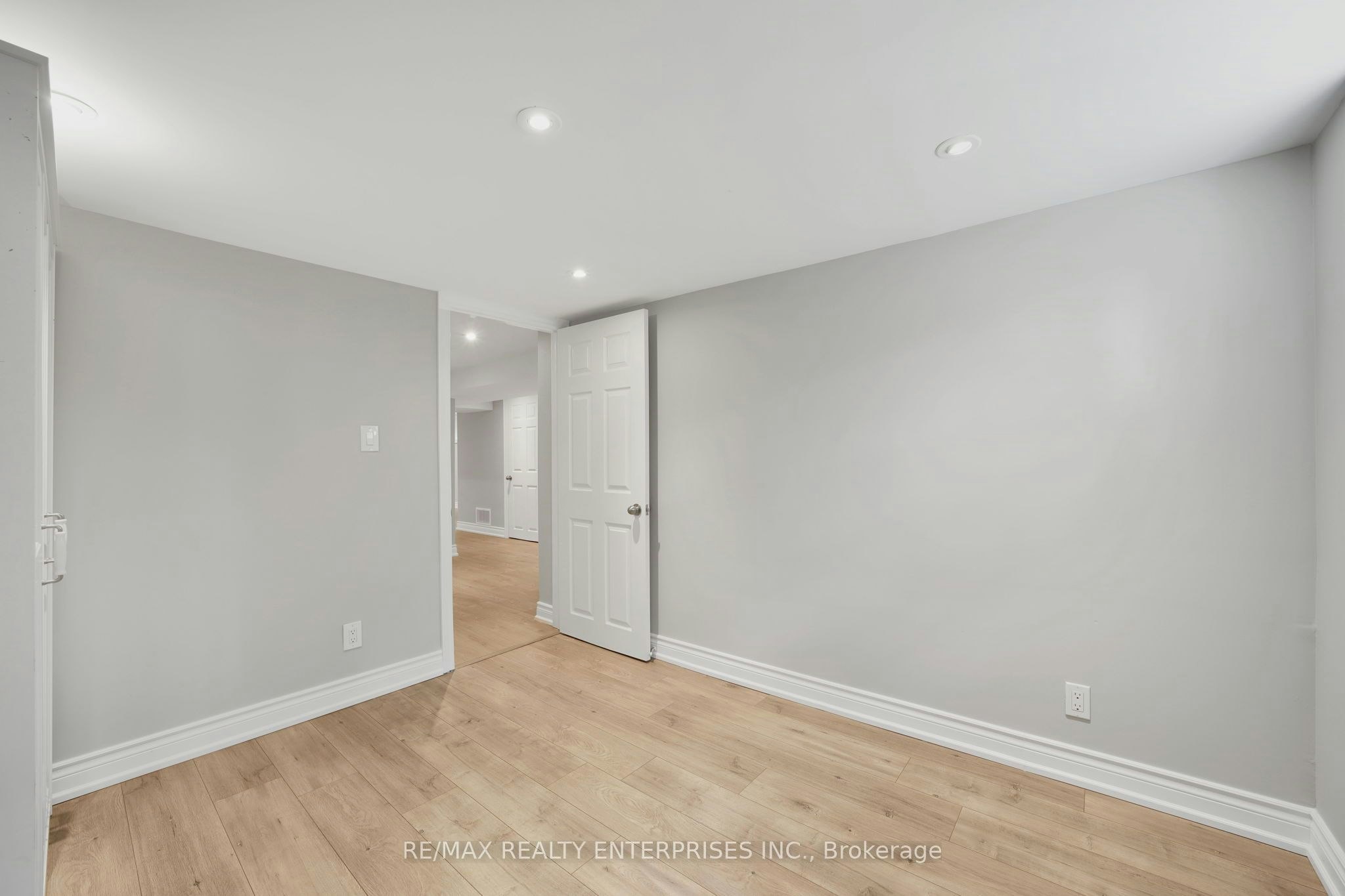 15 Delroy Drive, Toronto, ON, M8Y 1M8 - 23