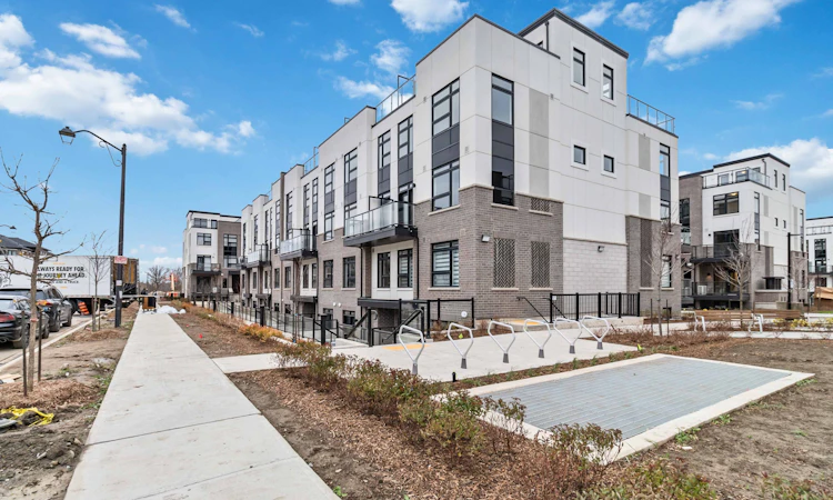128-1569 Rose Way