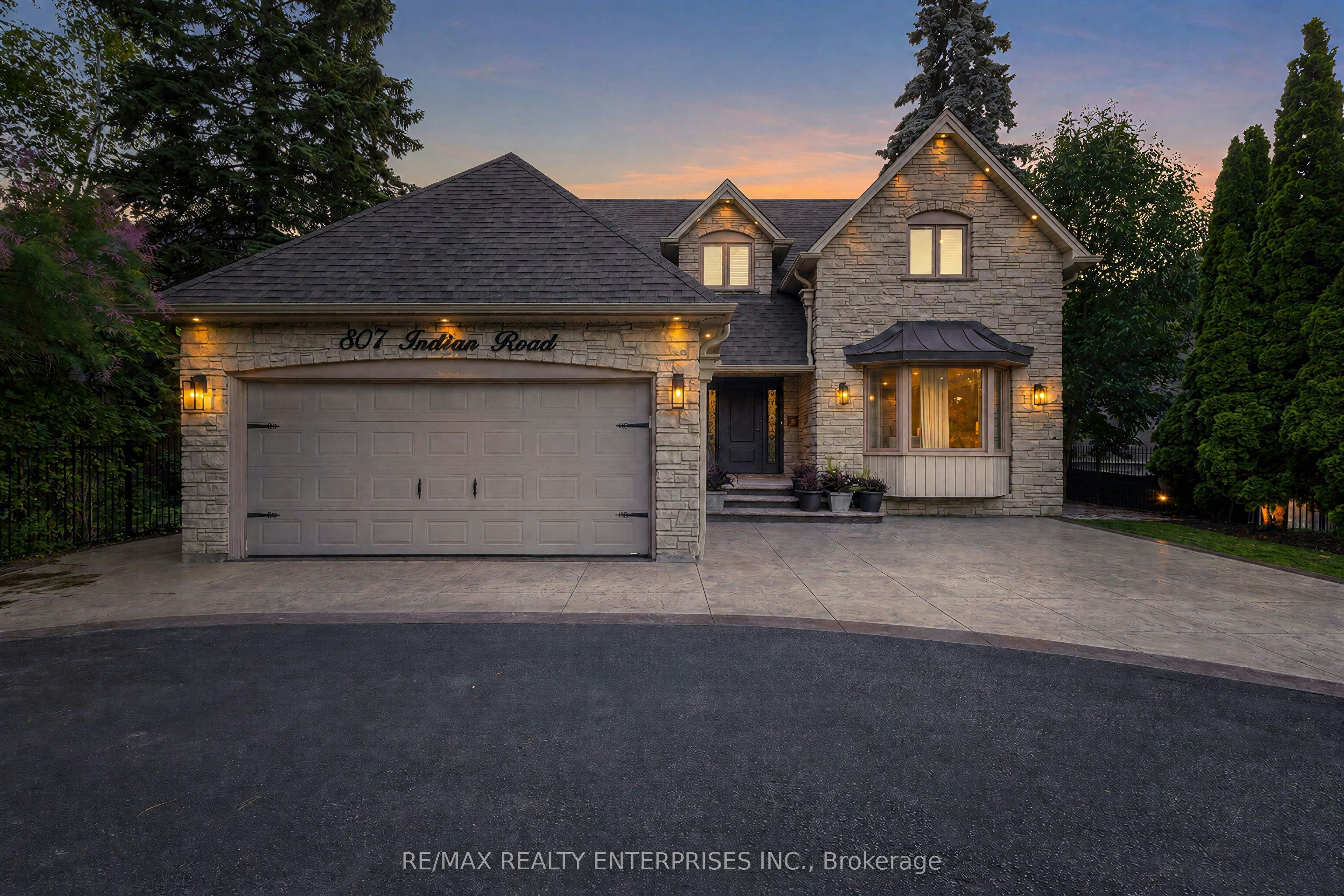 807 Indian Road, Mississauga, ON, L5H 1R4