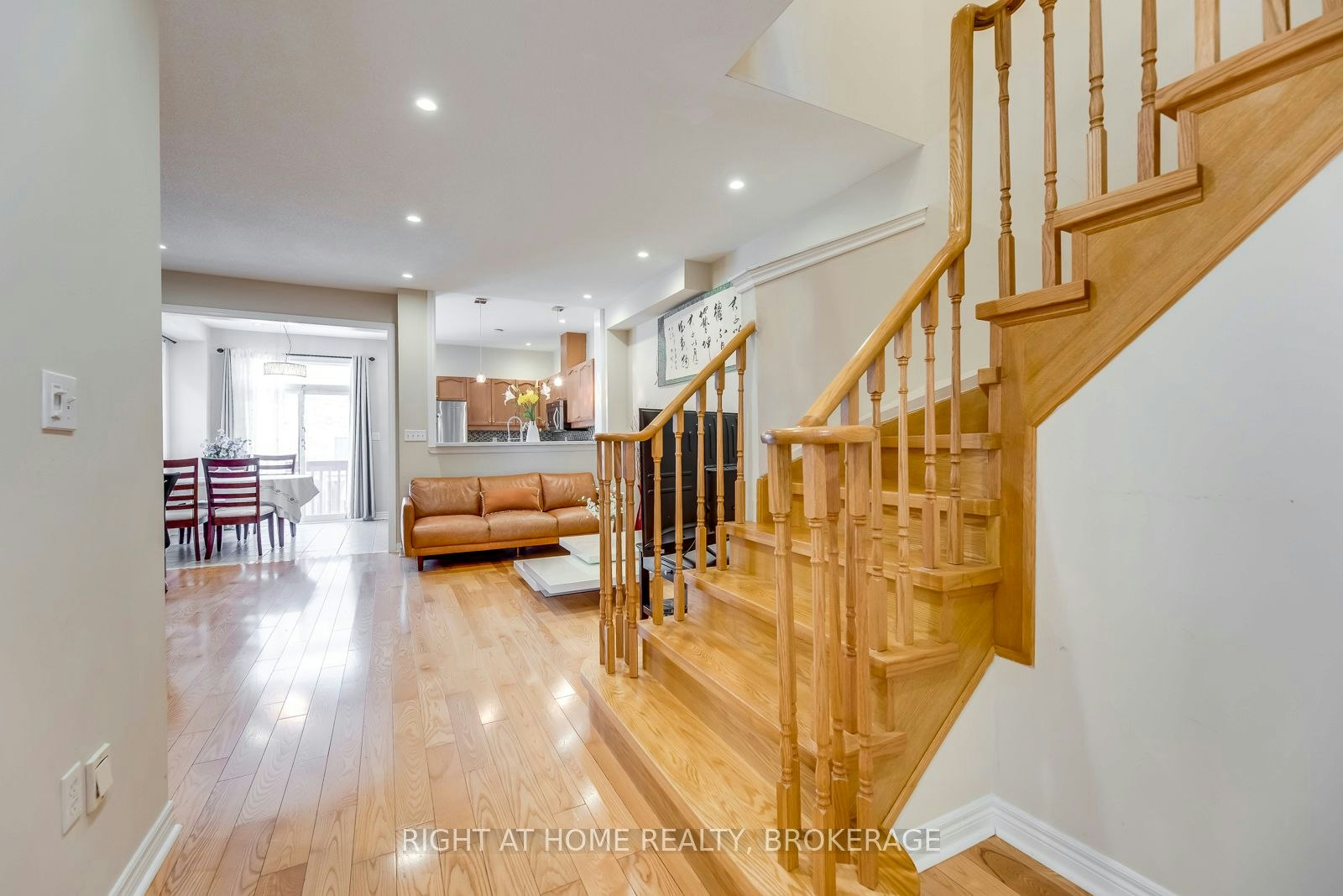 3402 Fountain Park Avenue, Mississauga, ON, L5M 7E3 - 2