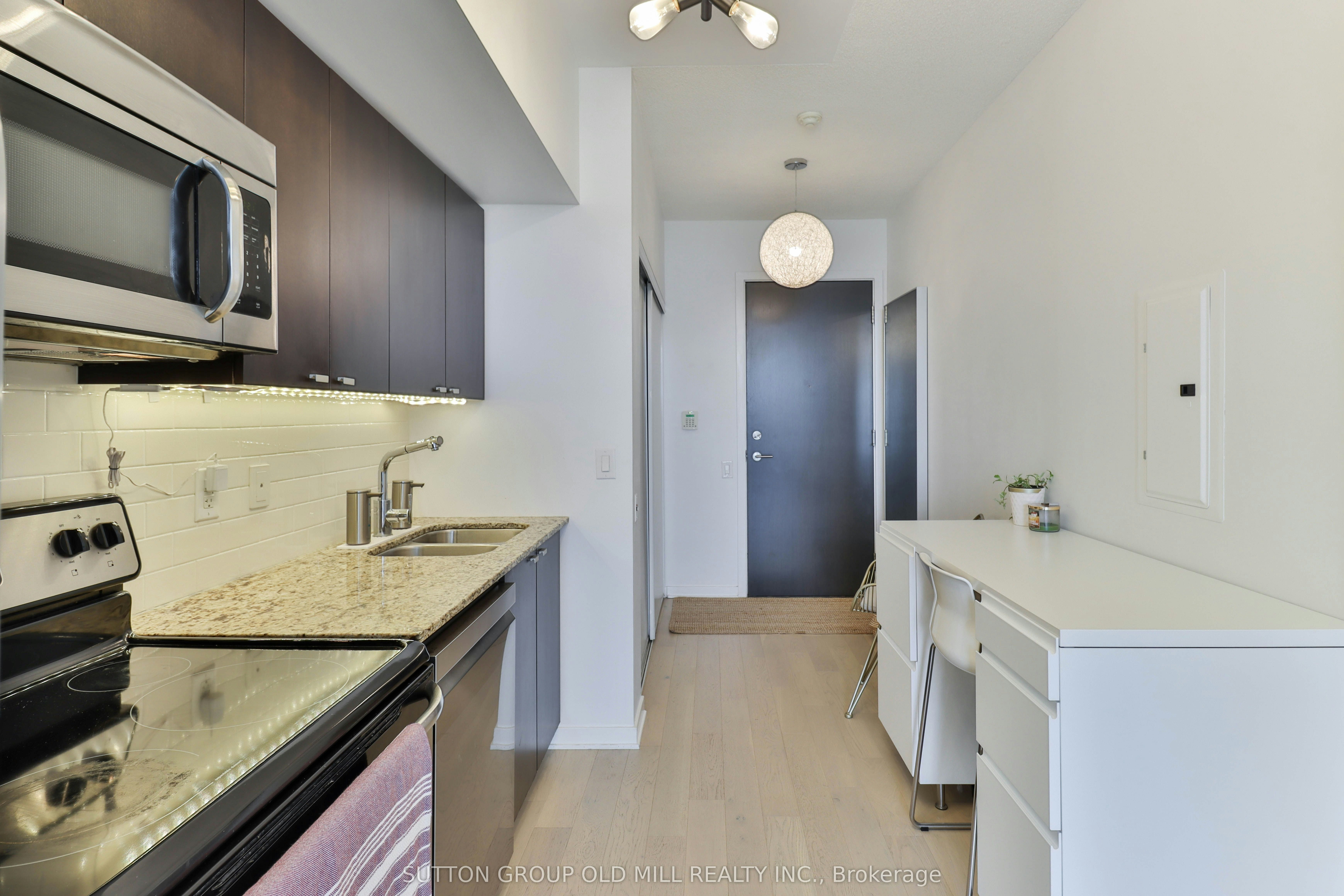 2709-105 The Queensway N/A, Toronto, ON, M6S 5B5