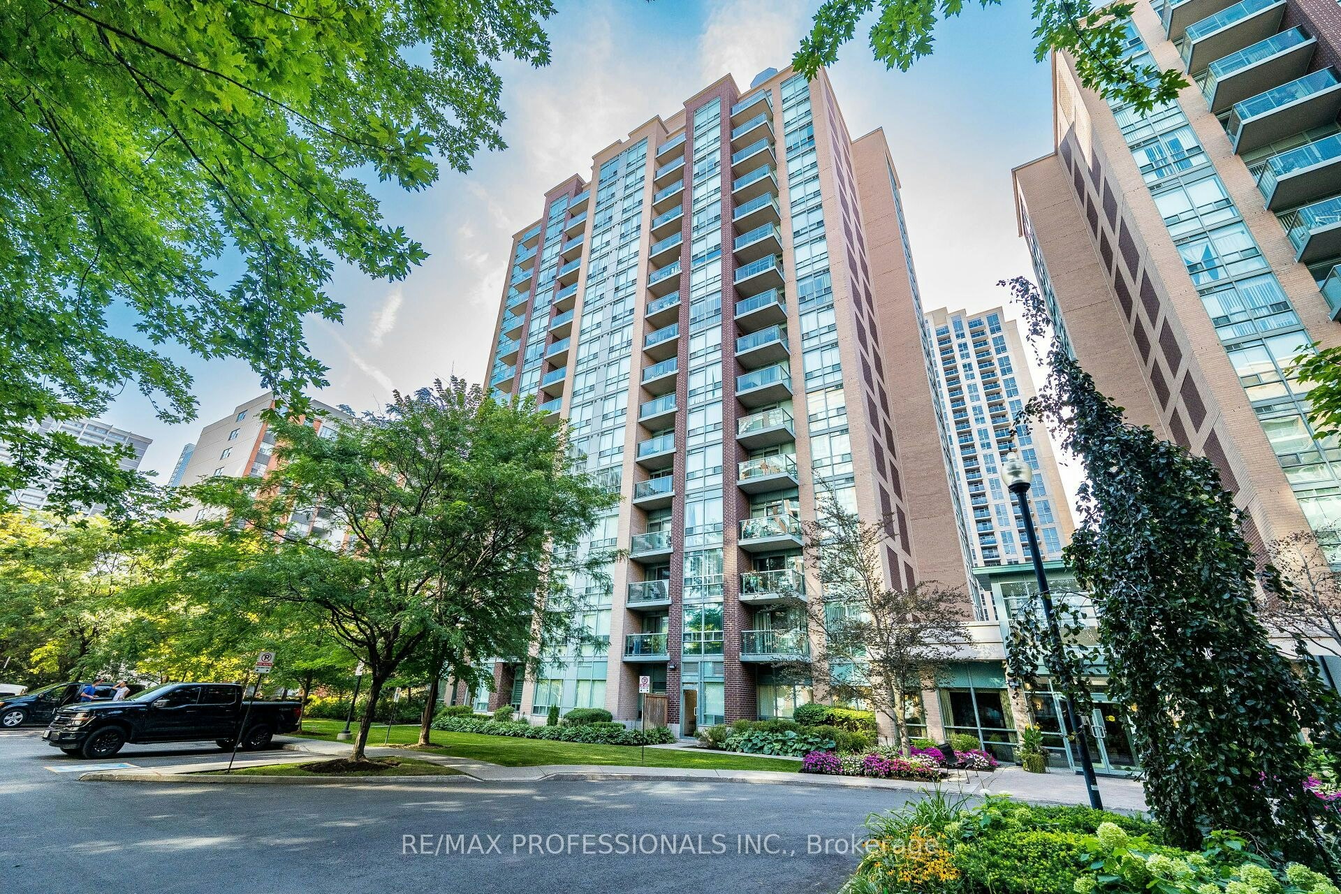 101-7 Michael Power Place, Toronto, ON, M9A 0A4