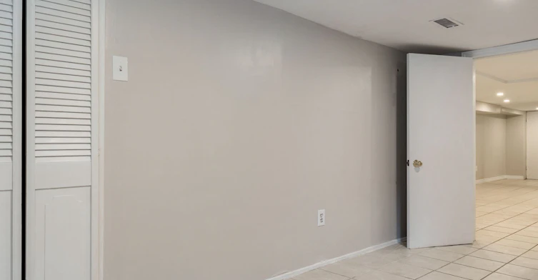 Bsmt-15 Indian Road Crescent, Toronto, ON, M6P 2E9 - 15