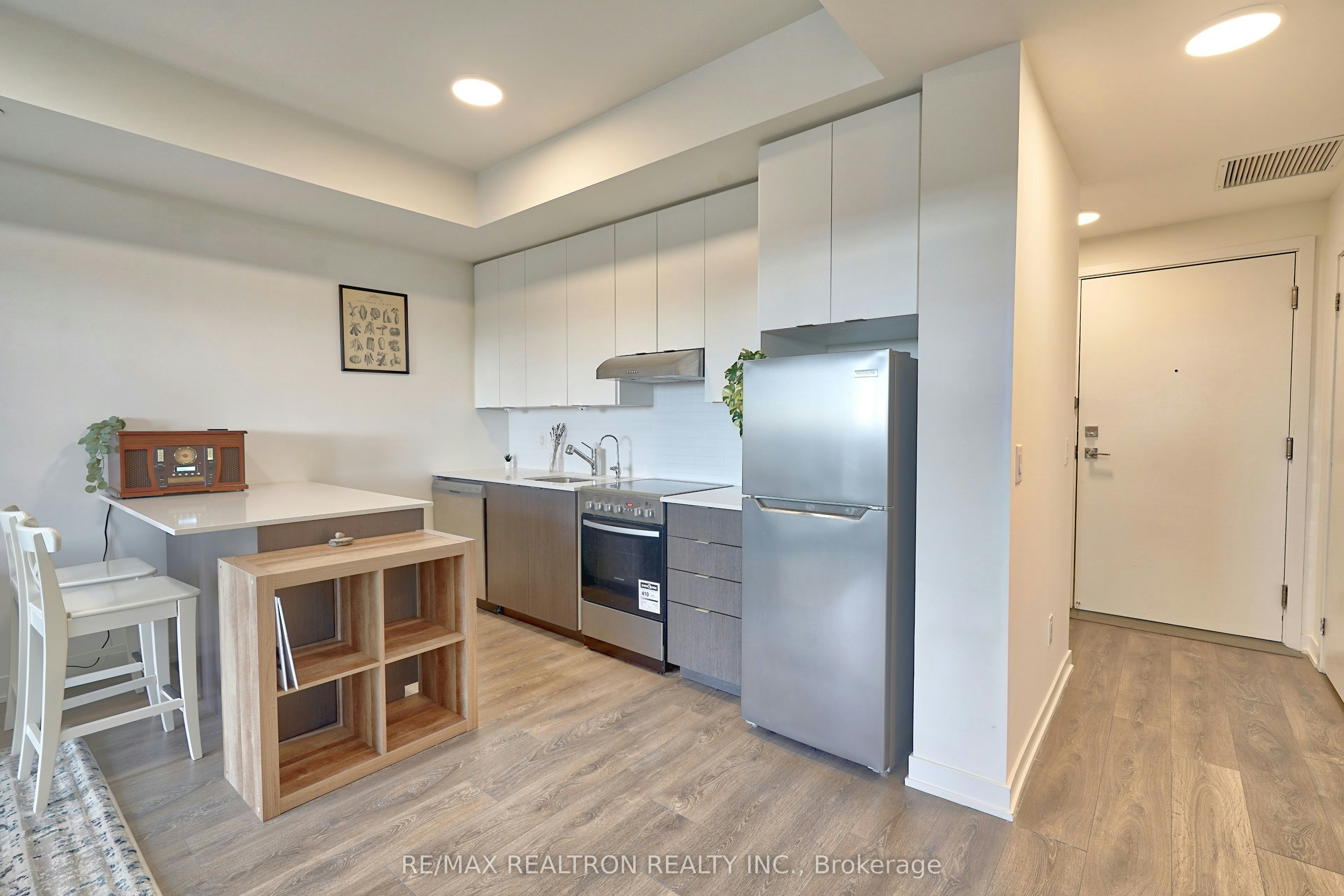 606-160 Canon Jackson Drive, Toronto, ON, M6M 0B6 - 2