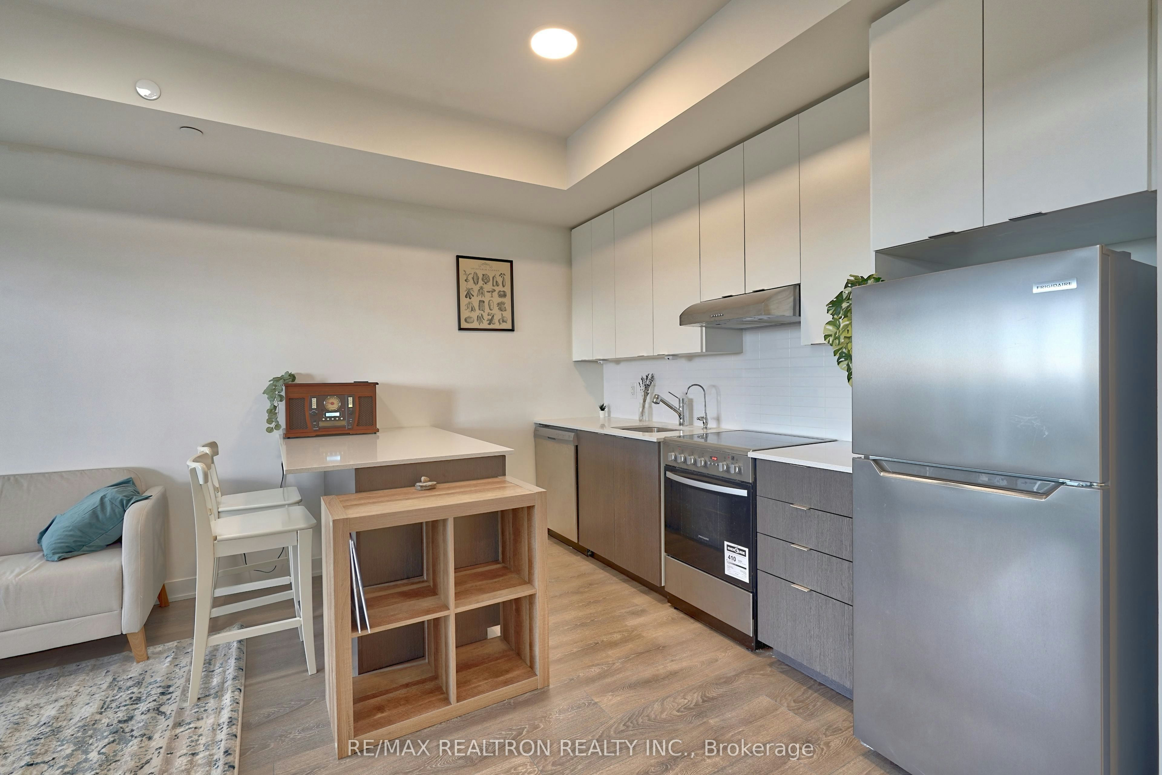 606-160 Canon Jackson Drive, Toronto, ON, M6M 0B6 - 8