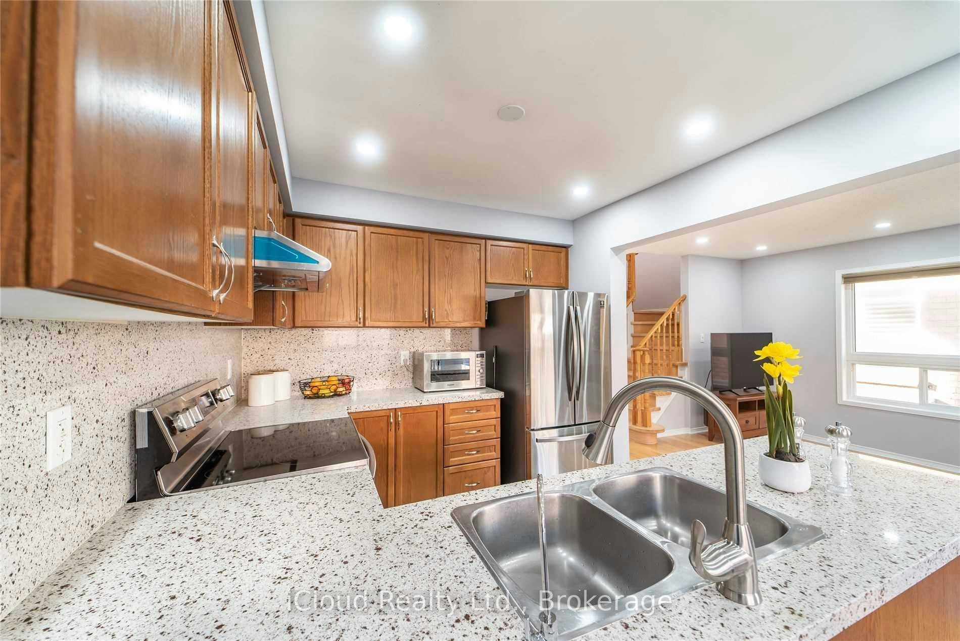 27 Hollingsworth Circle, Brampton, ON, L7A 0J7 - 10