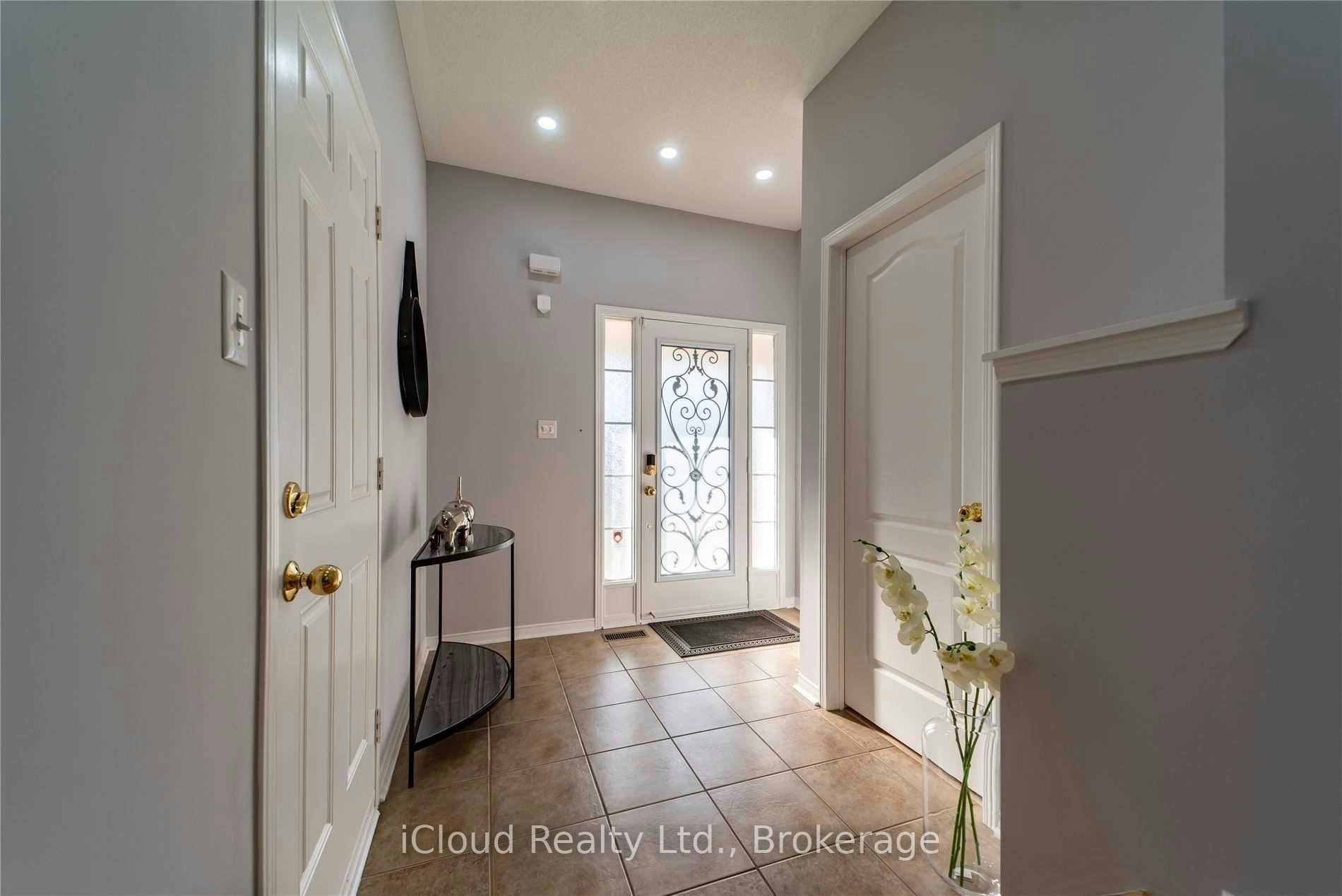 27 Hollingsworth Circle, Brampton, ON, L7A 0J7 - 2
