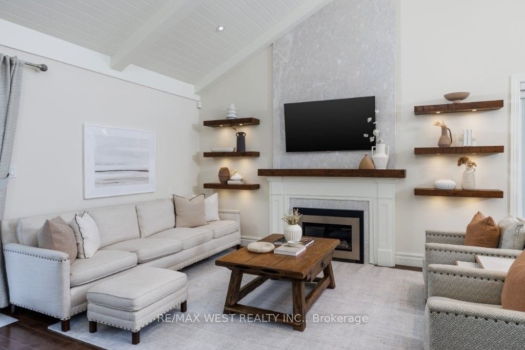 4653 Dundas Street W - 4