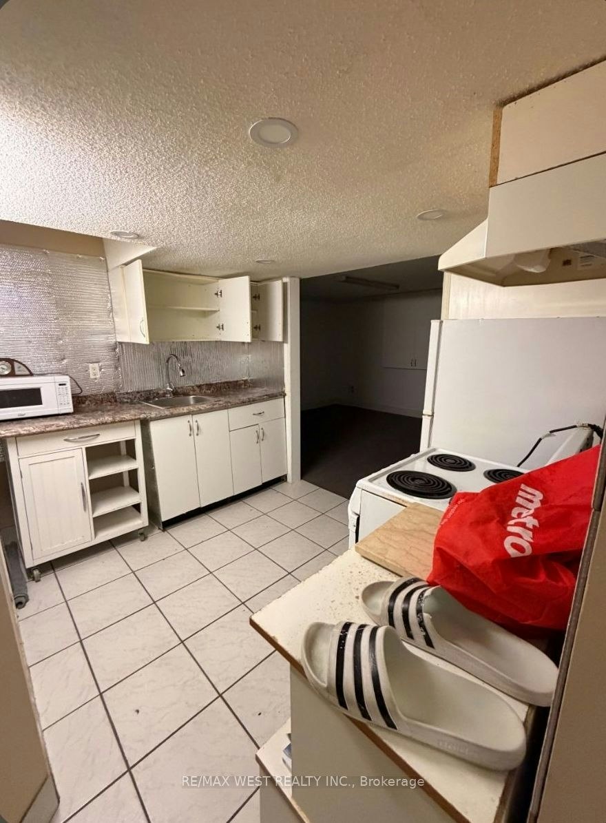 Lower Level B-7 Waltham Drive, Toronto, ON, M9V 1S6 - 4