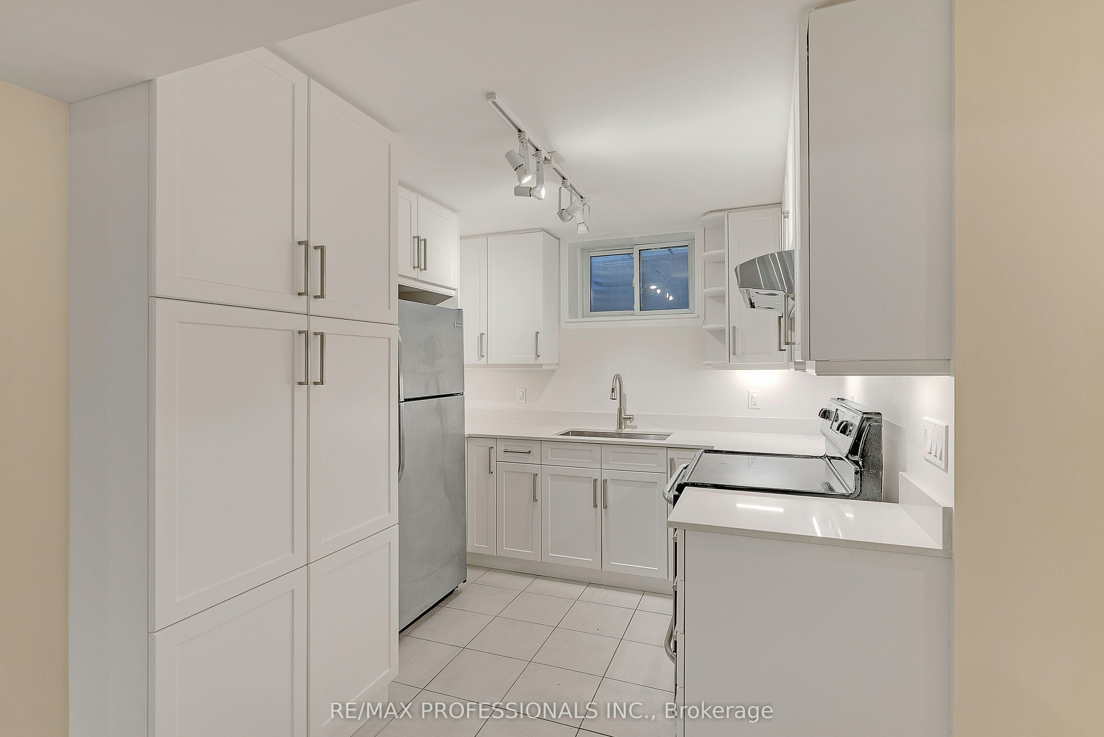 Lower-5B Old Mill Drive, Toronto, ON, M6S 4J7 - 5