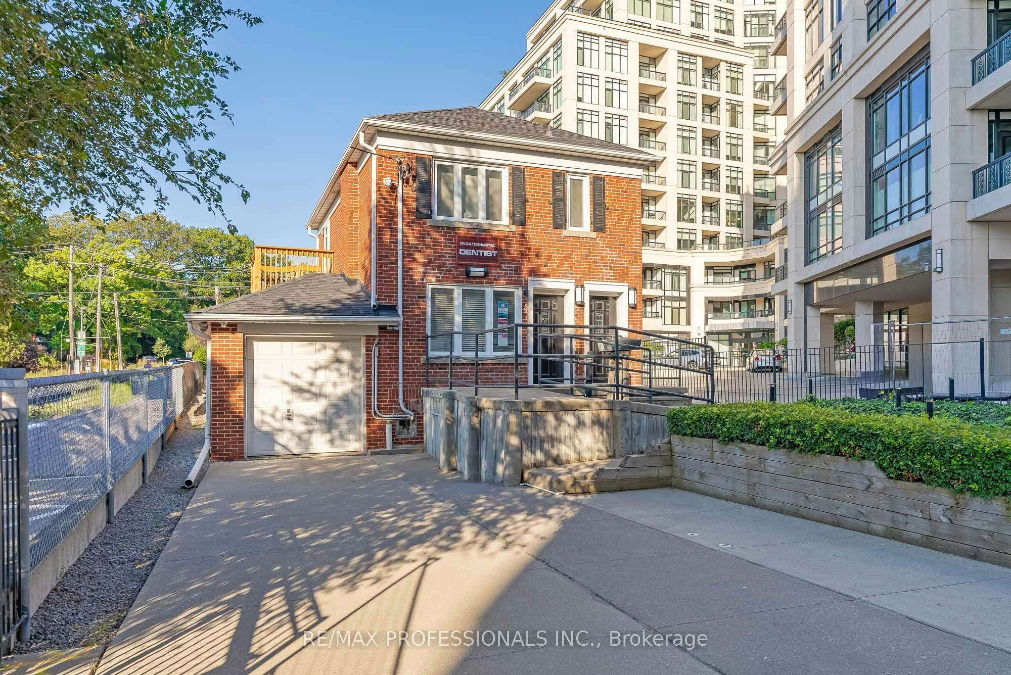 Lower-5B Old Mill Drive, Toronto, ON, M6S 4J7