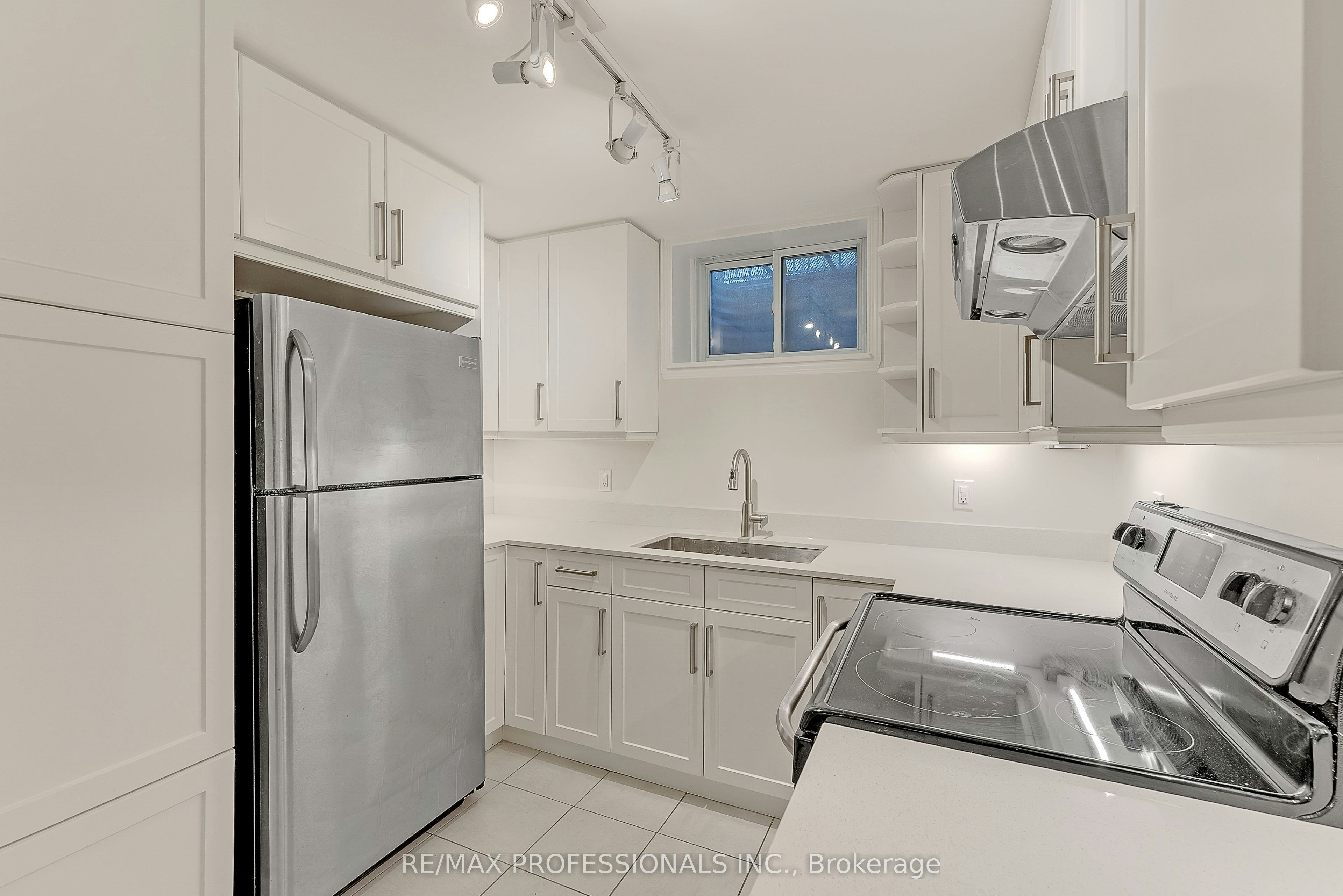 Lower-5B Old Mill Drive, Toronto, ON, M6S 4J7 - 9