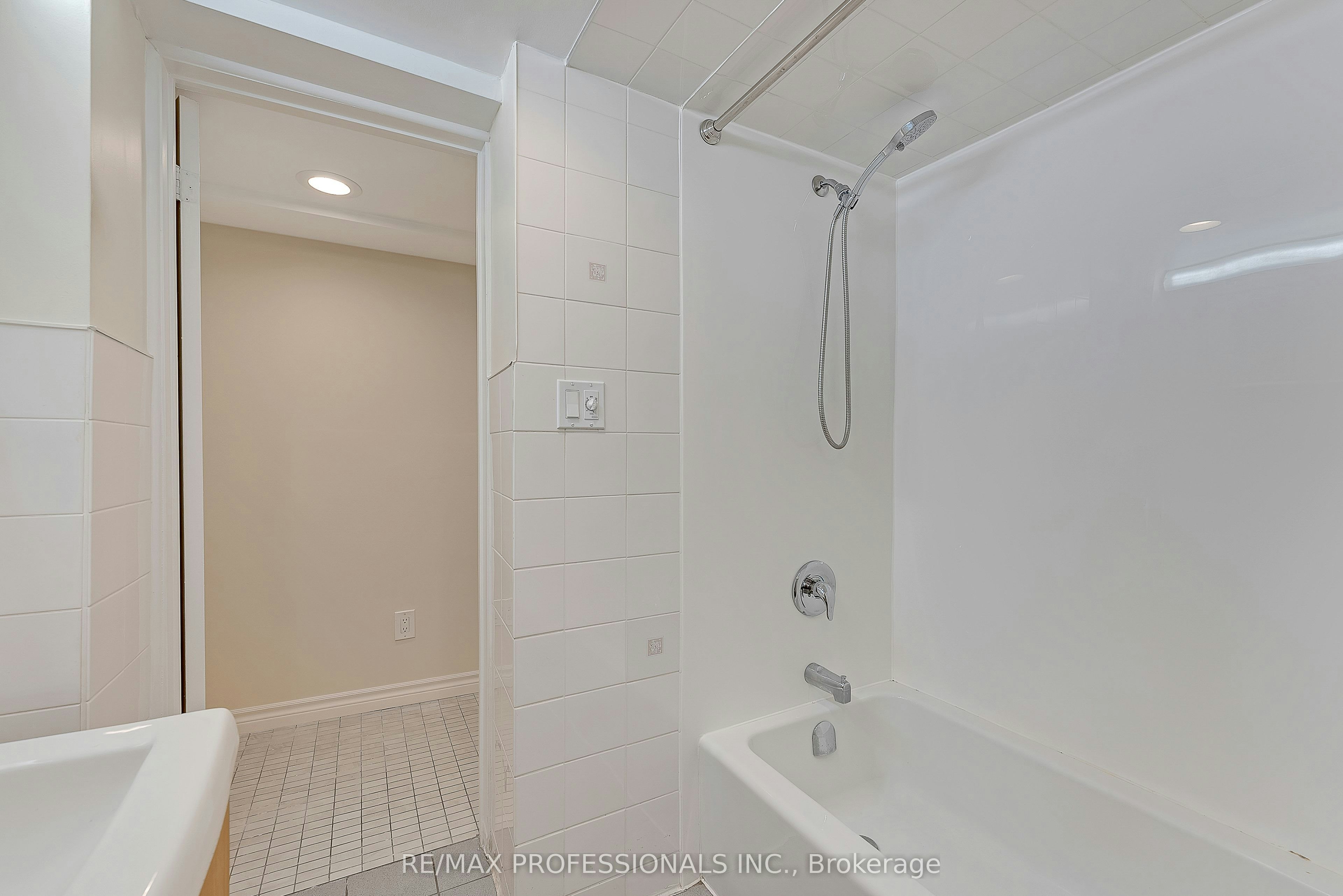 Lower-5B Old Mill Drive, Toronto, ON, M6S 4J7 - 17