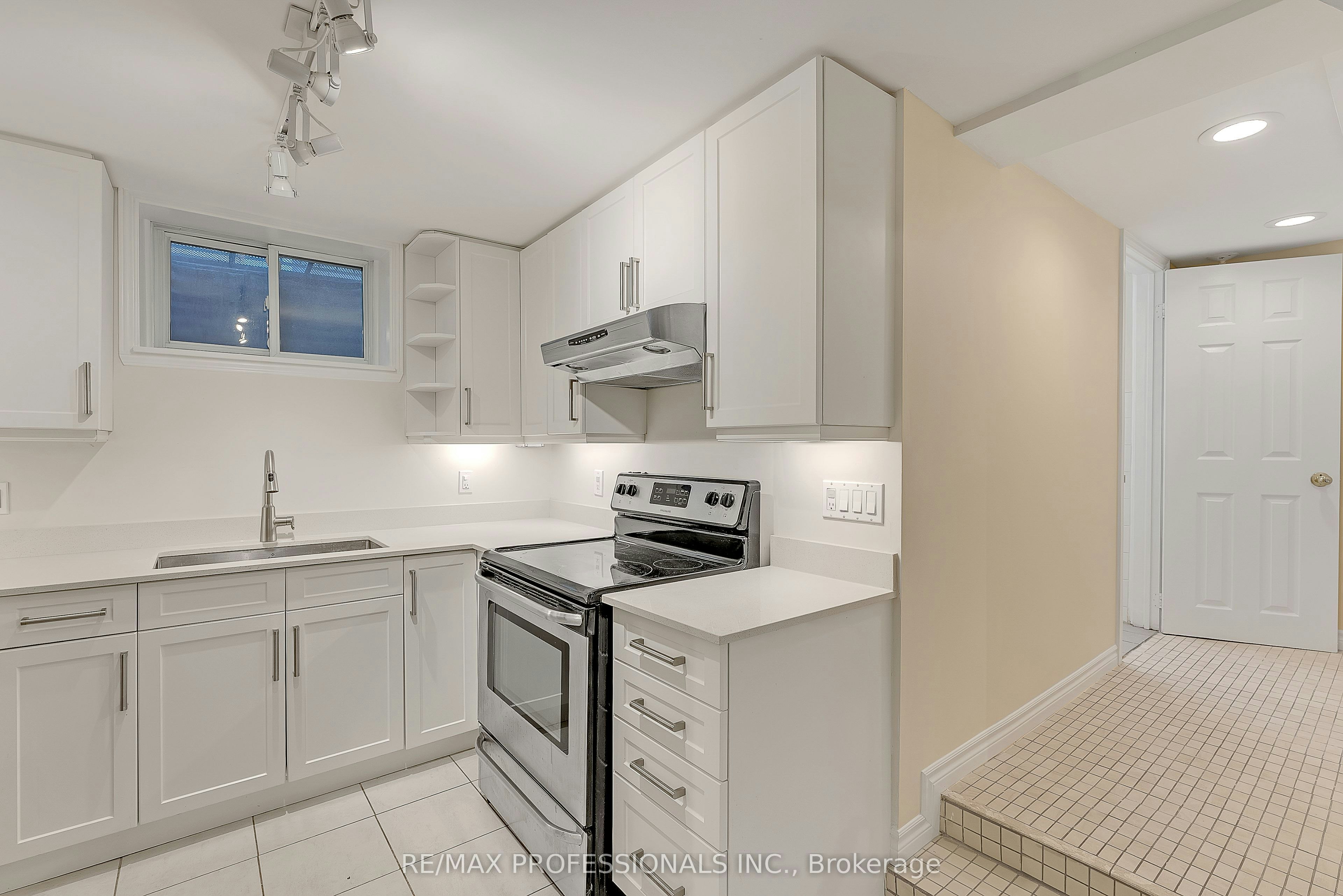 Lower-5B Old Mill Drive, Toronto, ON, M6S 4J7 - 10