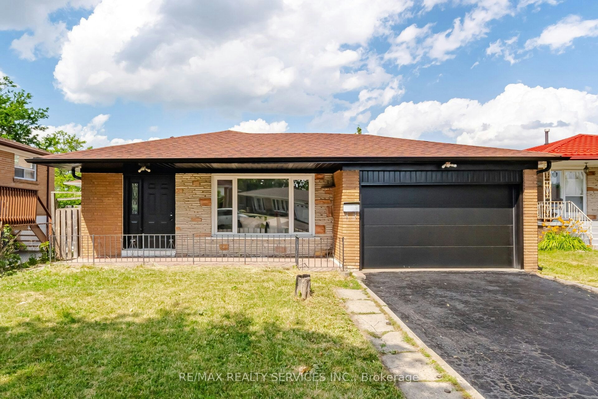 7493 Netherwood Road, Mississauga, ON, L4T 2N7
