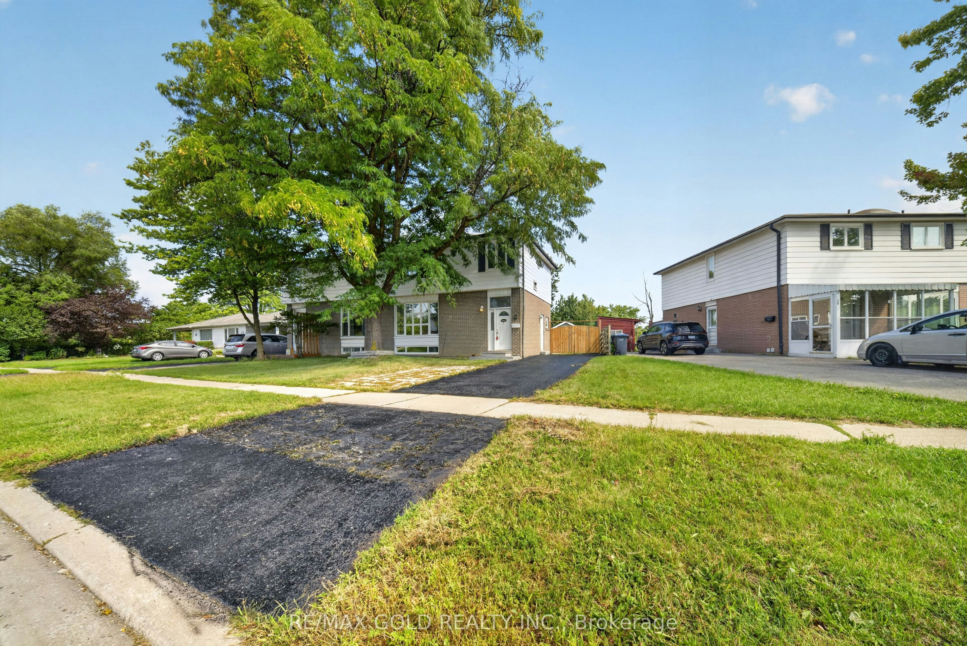 8 Earnscliffe Gate, Brampton, ON, L6T 3B3