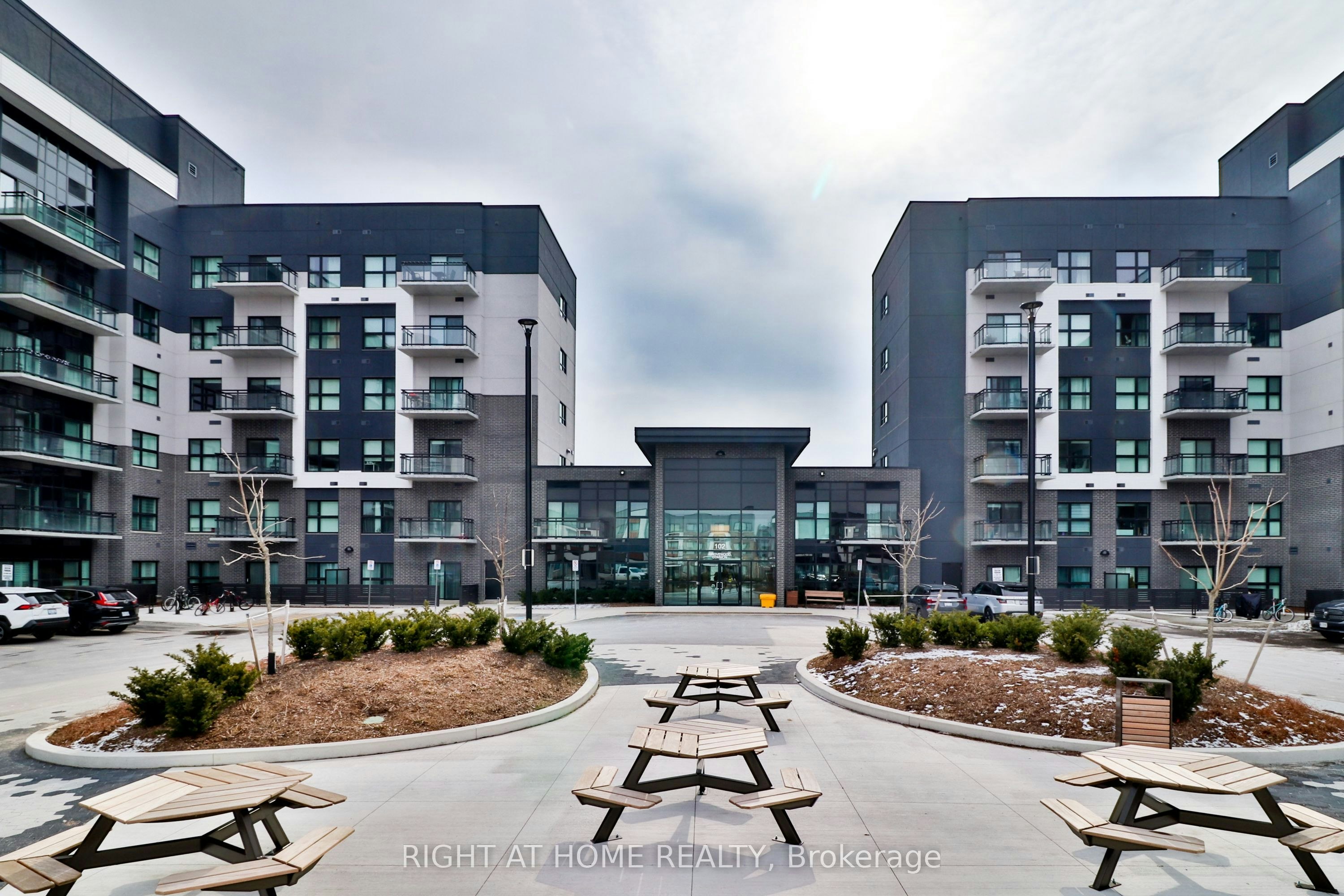 202-102 Grovewood Common, Oakville, ON, L6H 0X2
