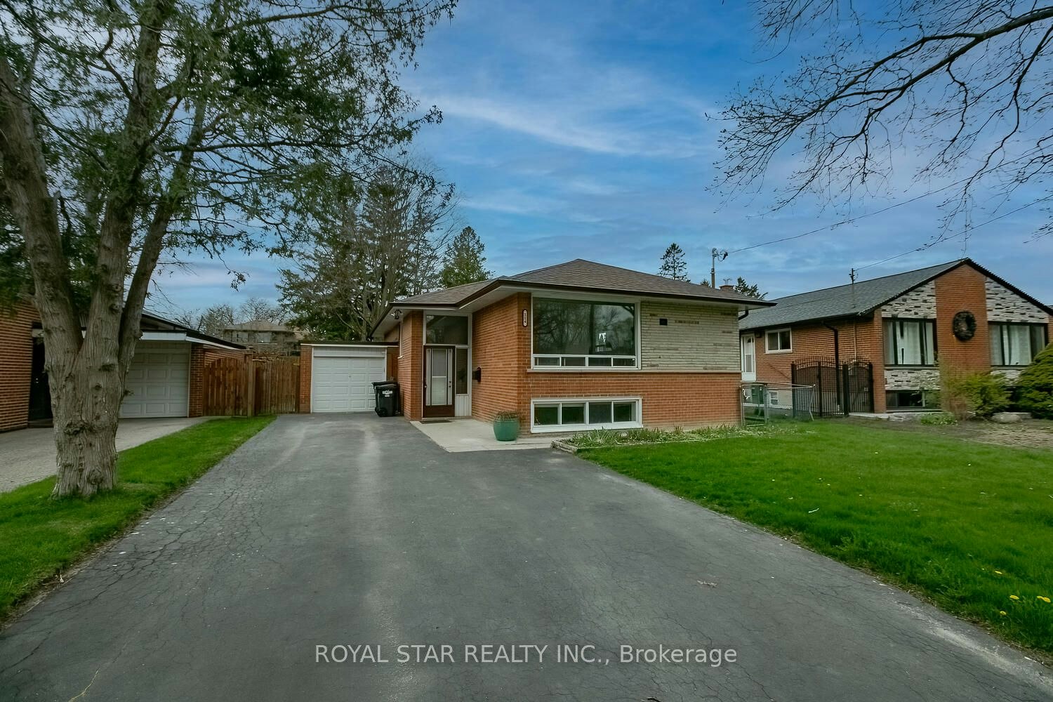 Upper-114 Wincott Drive, Toronto, ON, M9P 2P6
