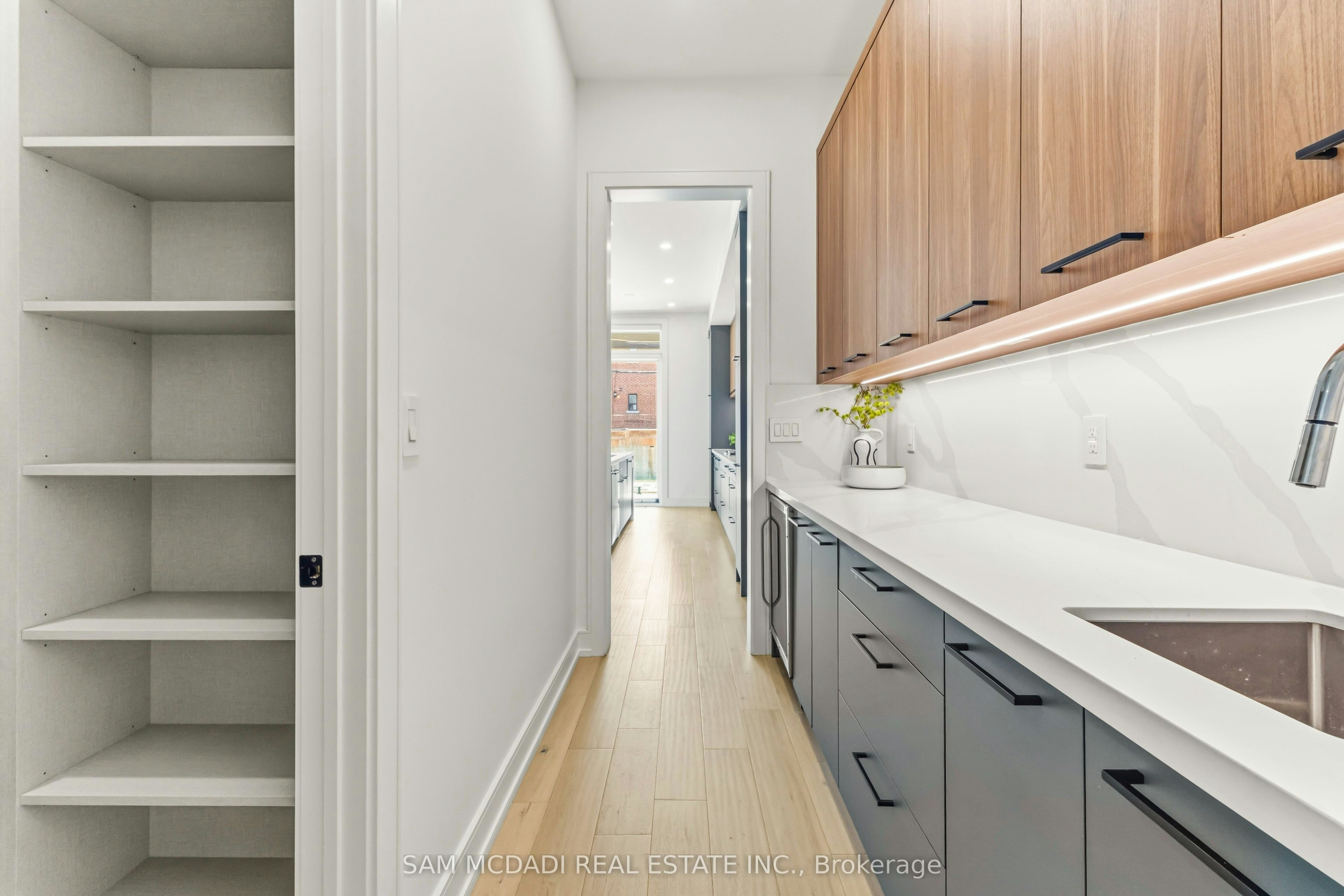 24 Twenty First Street, Toronto, ON, M8V 3L7 - 8