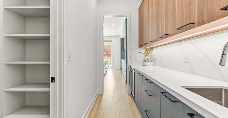 24 Twenty First Street, Toronto, ON, M8V 3L7 - 8