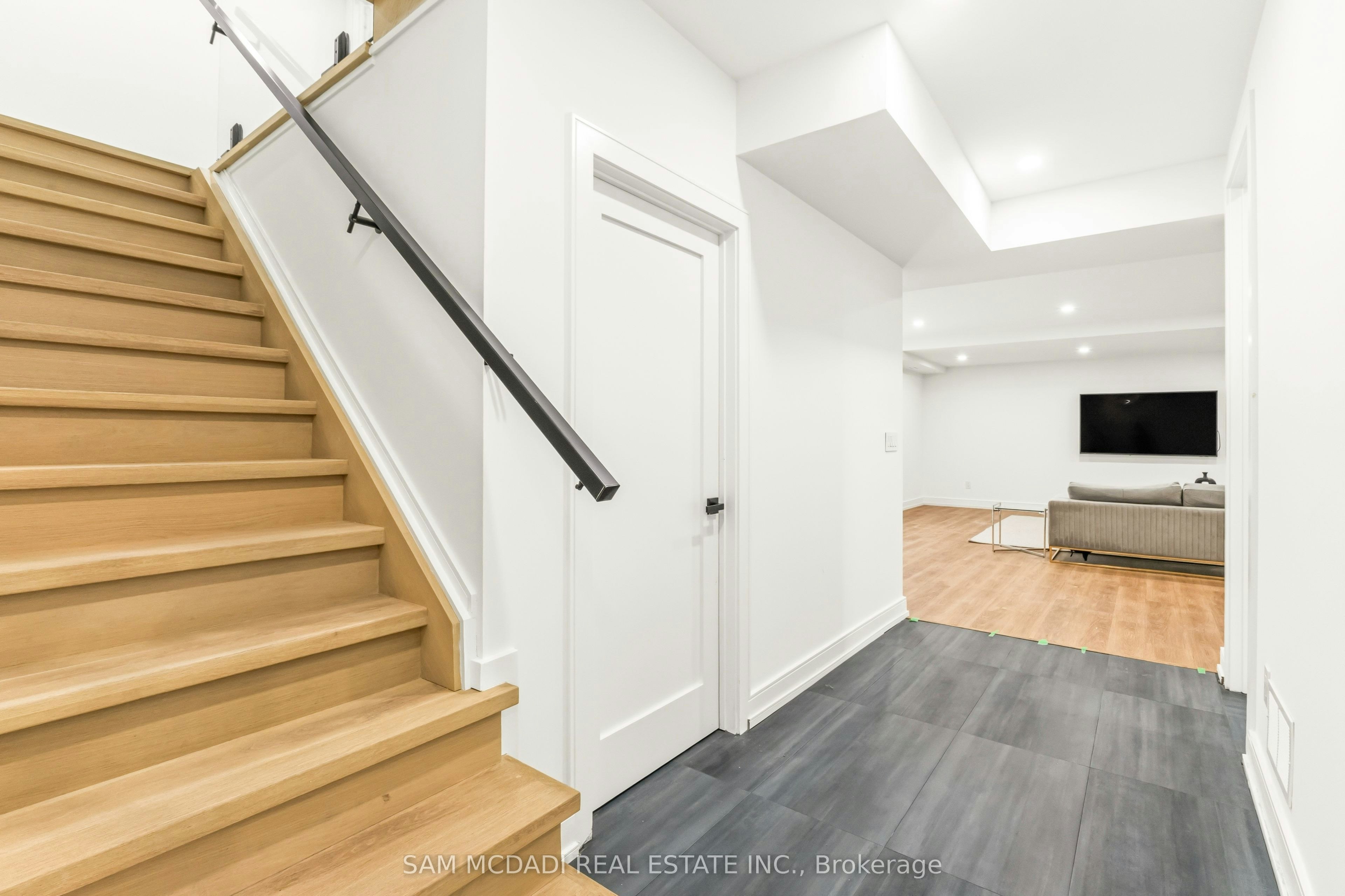 24 Twenty First Street, Toronto, ON, M8V 3L7 - 28