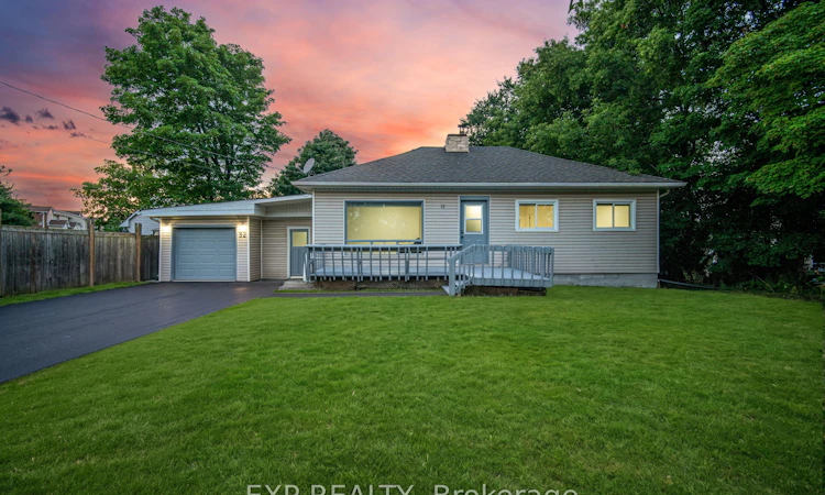 32 Maple Avenue E
