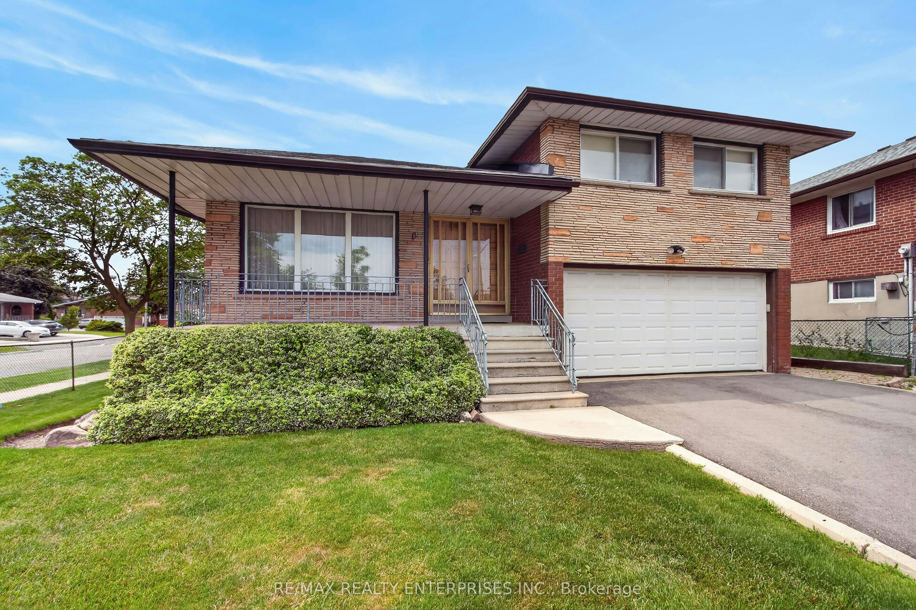 3 Slane Court, Toronto, ON, M9V 3X5