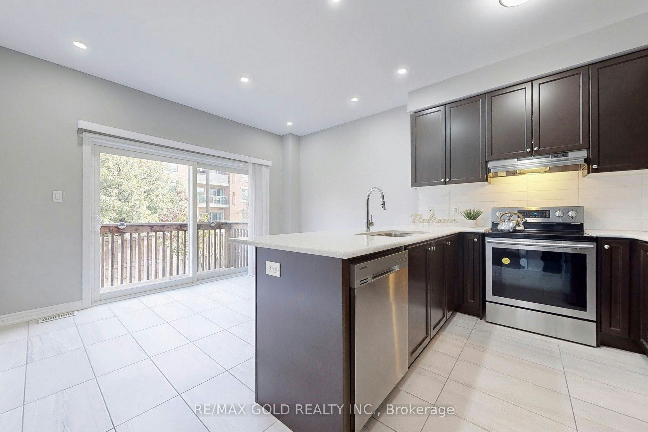 9 Lobelia Street, Brampton, ON, L6R 3Z6 - 8