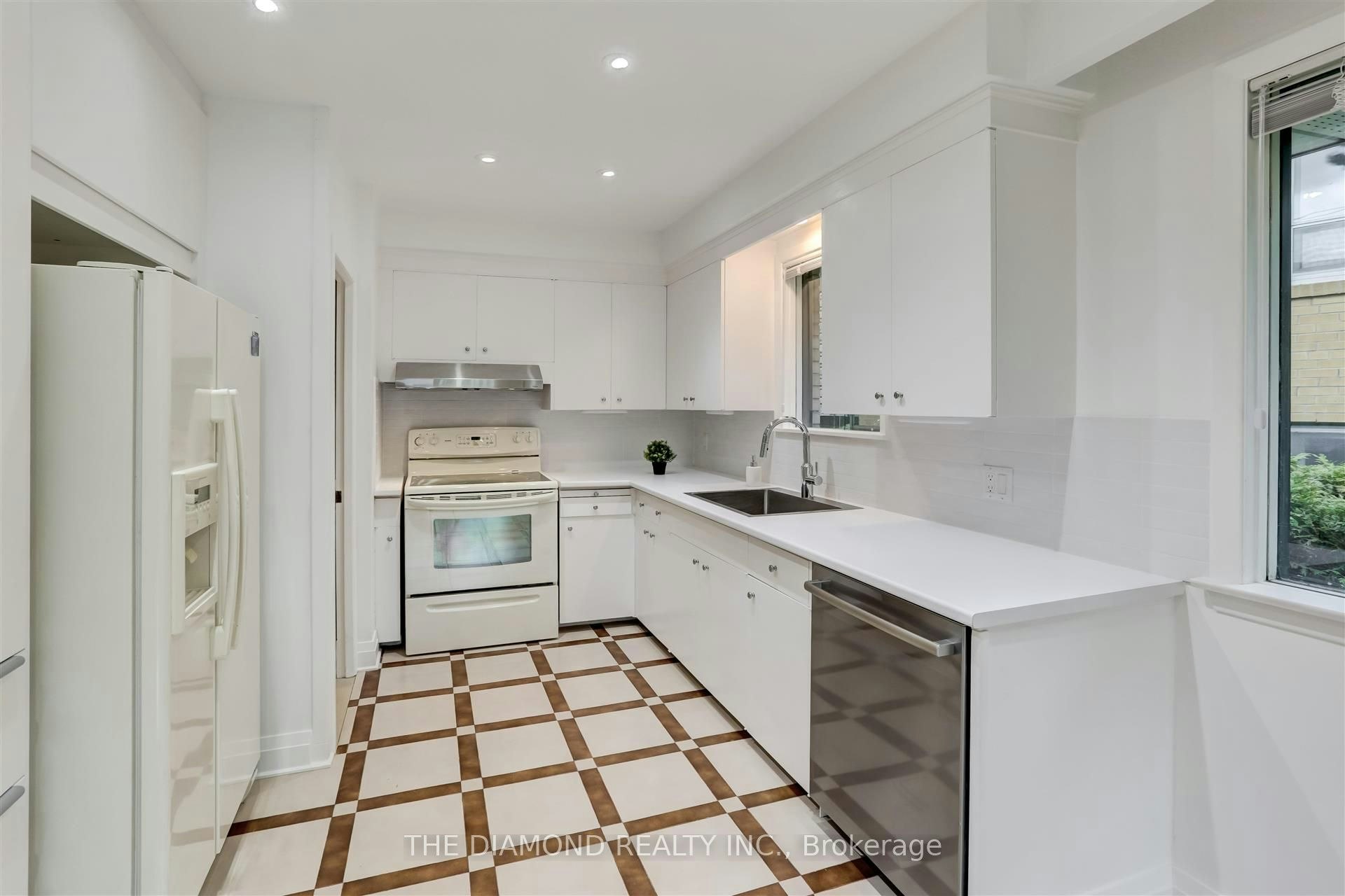 15 Government Road, Toronto, ON, M8X 1V7 - 16