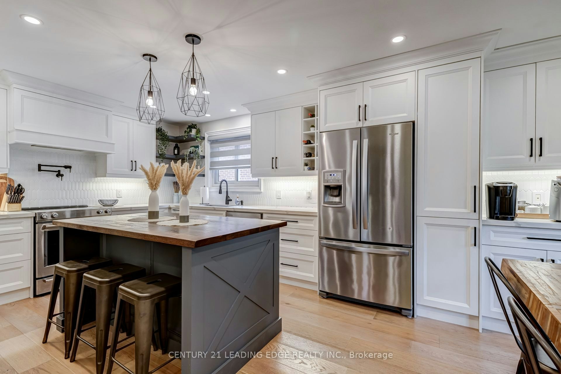 5 Mountbatten Road, Toronto, ON, M9P 1Y8
