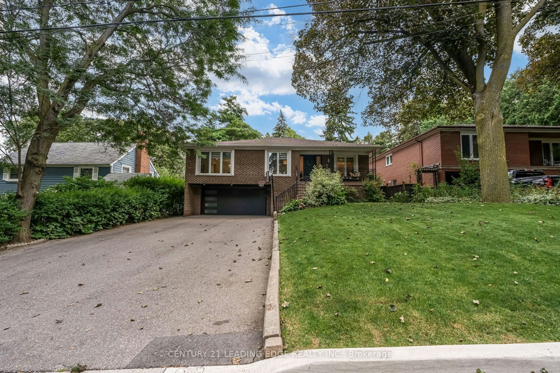 5 Mountbatten Road, Toronto, ON, M9P 1Y8