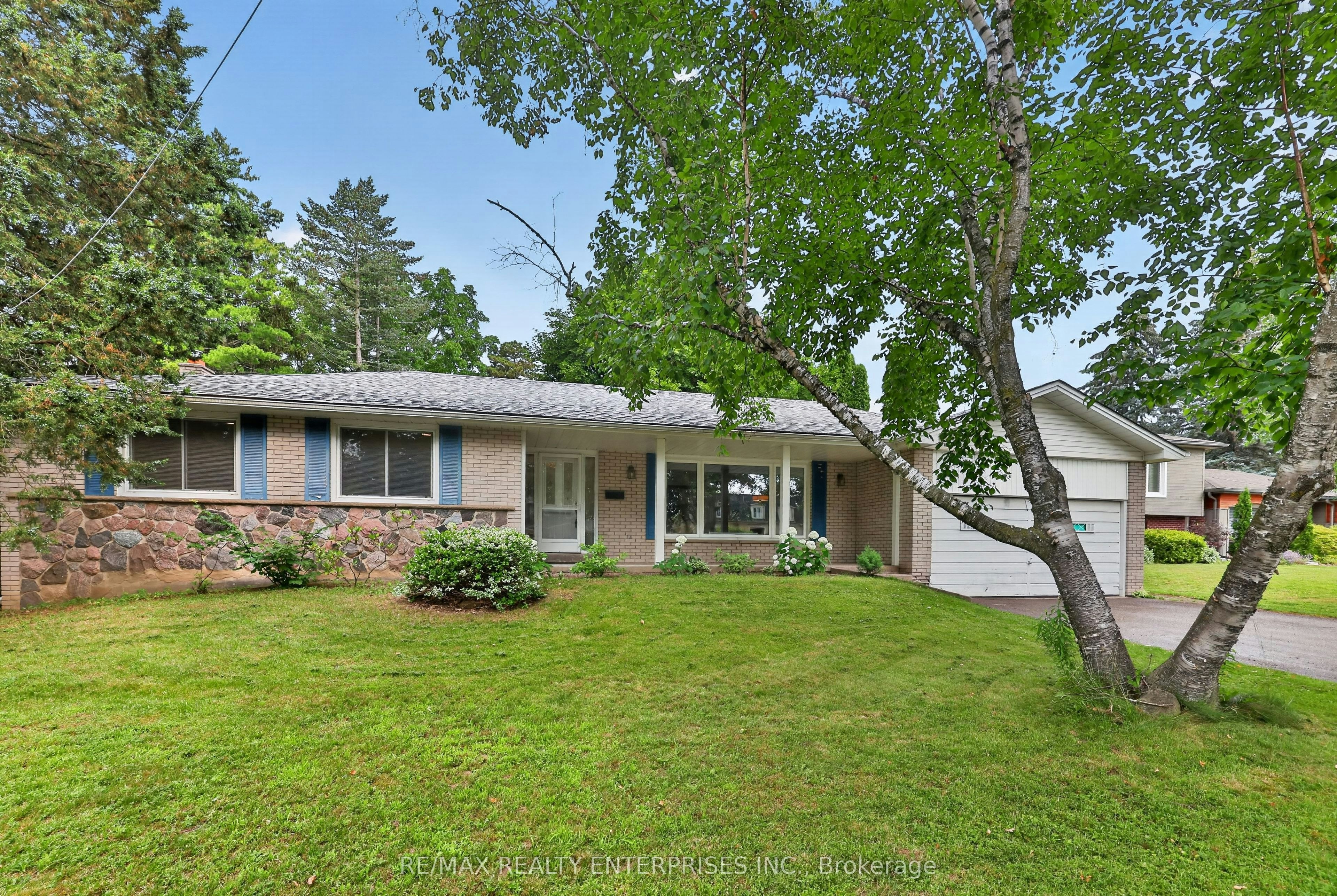 975 Cresthampton Lane, Mississauga, ON, L5H 2X2