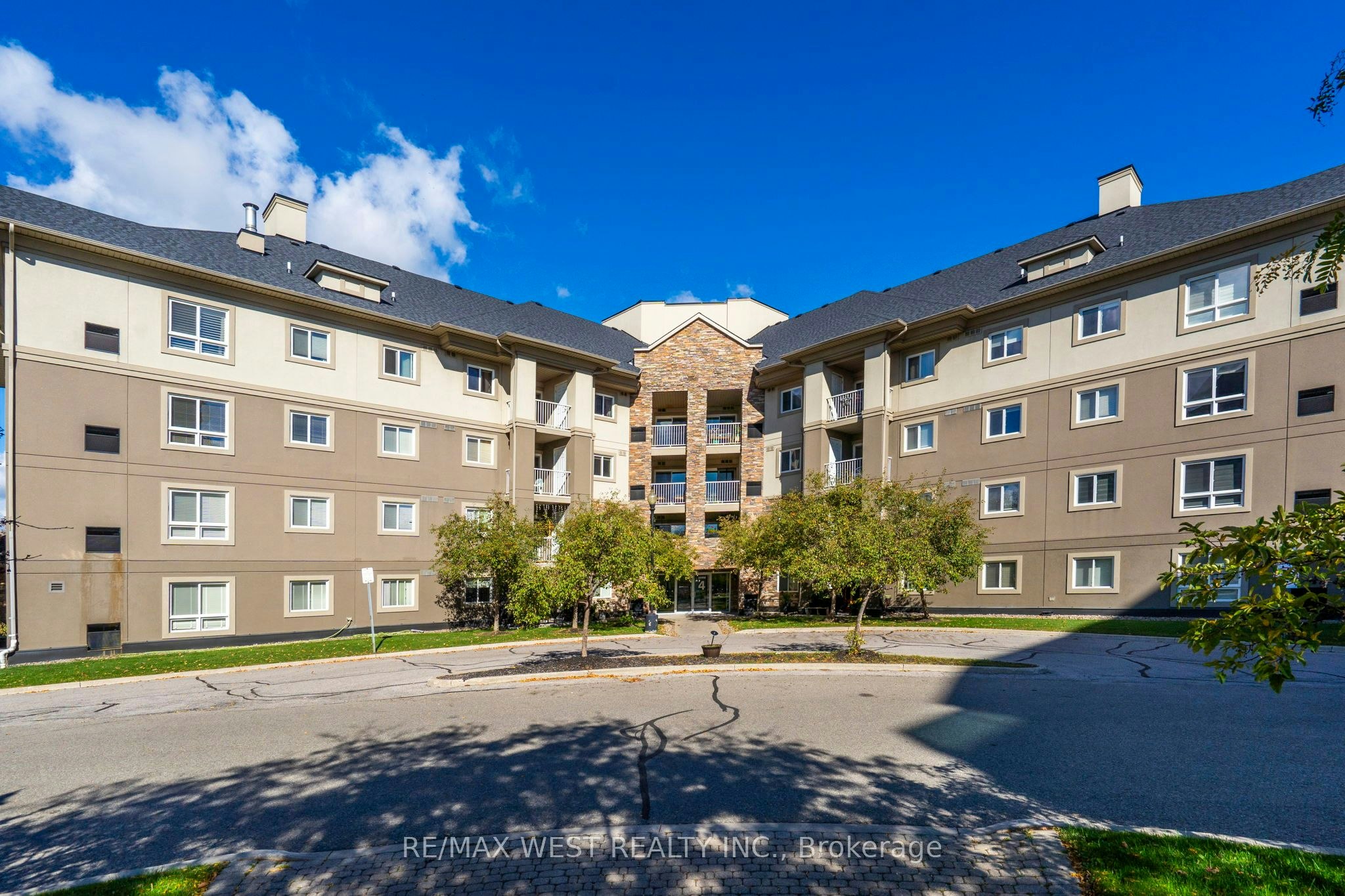 208-4 Dayspring Circle, Brampton, ON, L6P 2Z5