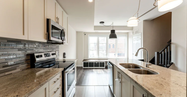 23-405 Plains Road E, Burlington, ON, L7T 2C9 - 11