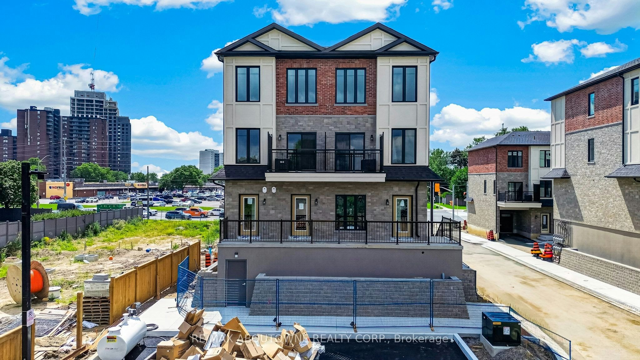 24-725 Front Royal Street, Mississauga, ON, L4Y 0C8 - 2