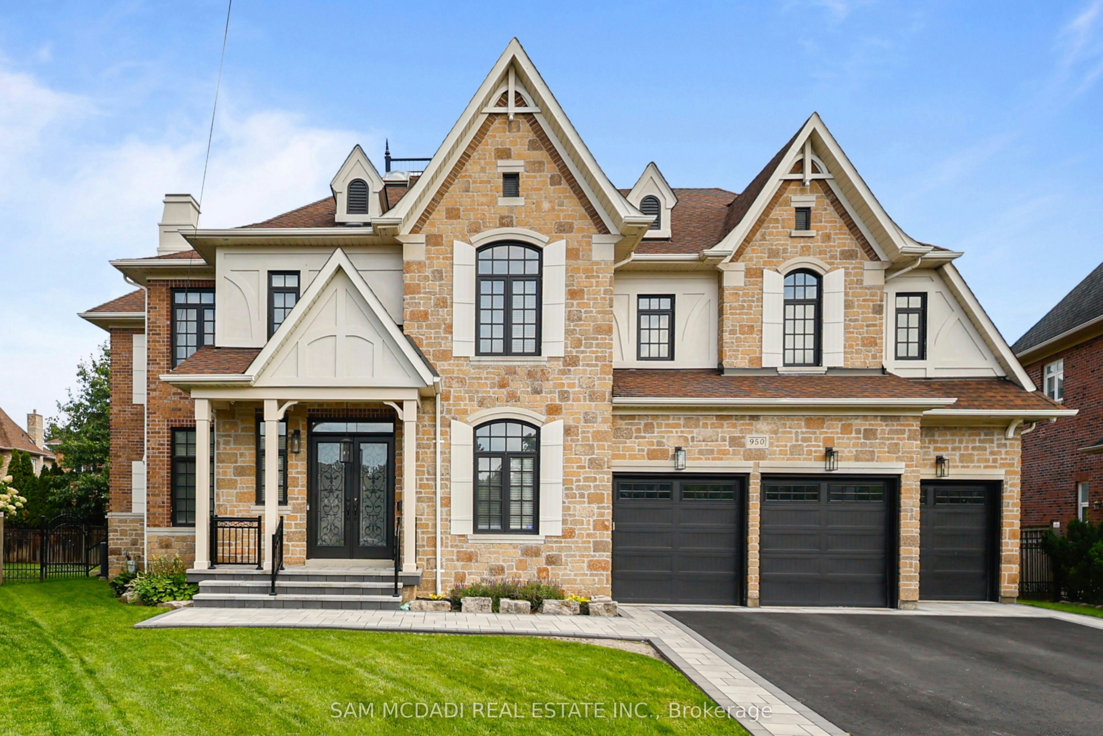 950 Fredonia Drive, Mississauga, ON, L5C 2W4