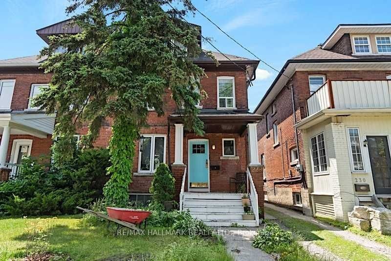 Upper-228 Pacific Avenue, Toronto, ON, M6P 2P5