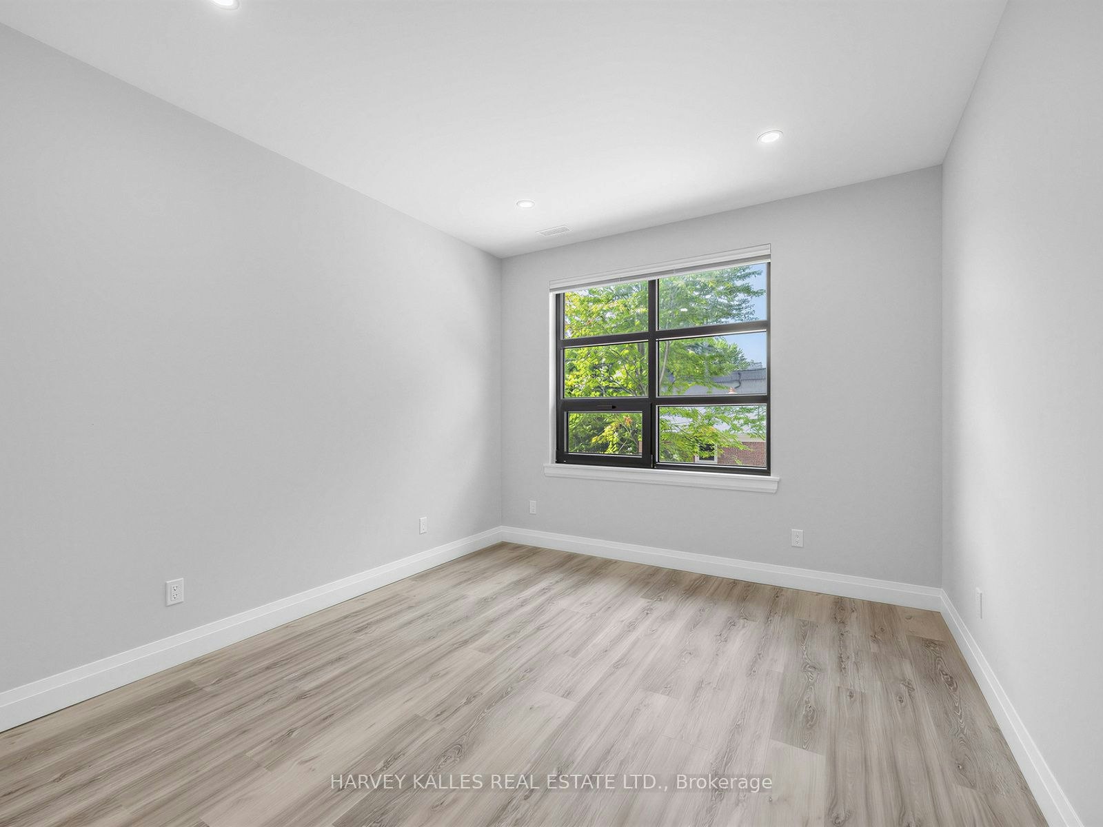 4-102 Shaver Avenue N, Toronto, ON, M9B 4N7 - 9