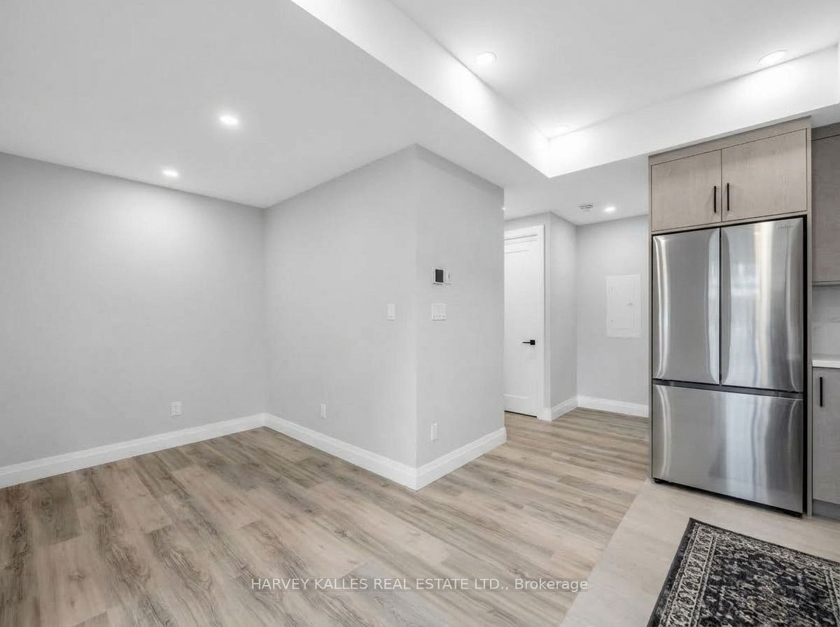 4-102 Shaver Avenue N, Toronto, ON, M9B 4N7 - 4