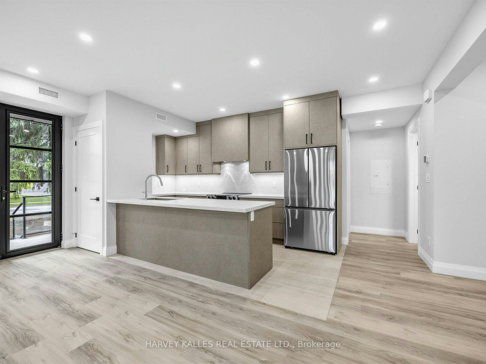 1-102 Shaver Avenue N, Toronto, ON, M9B 4N7 - 2