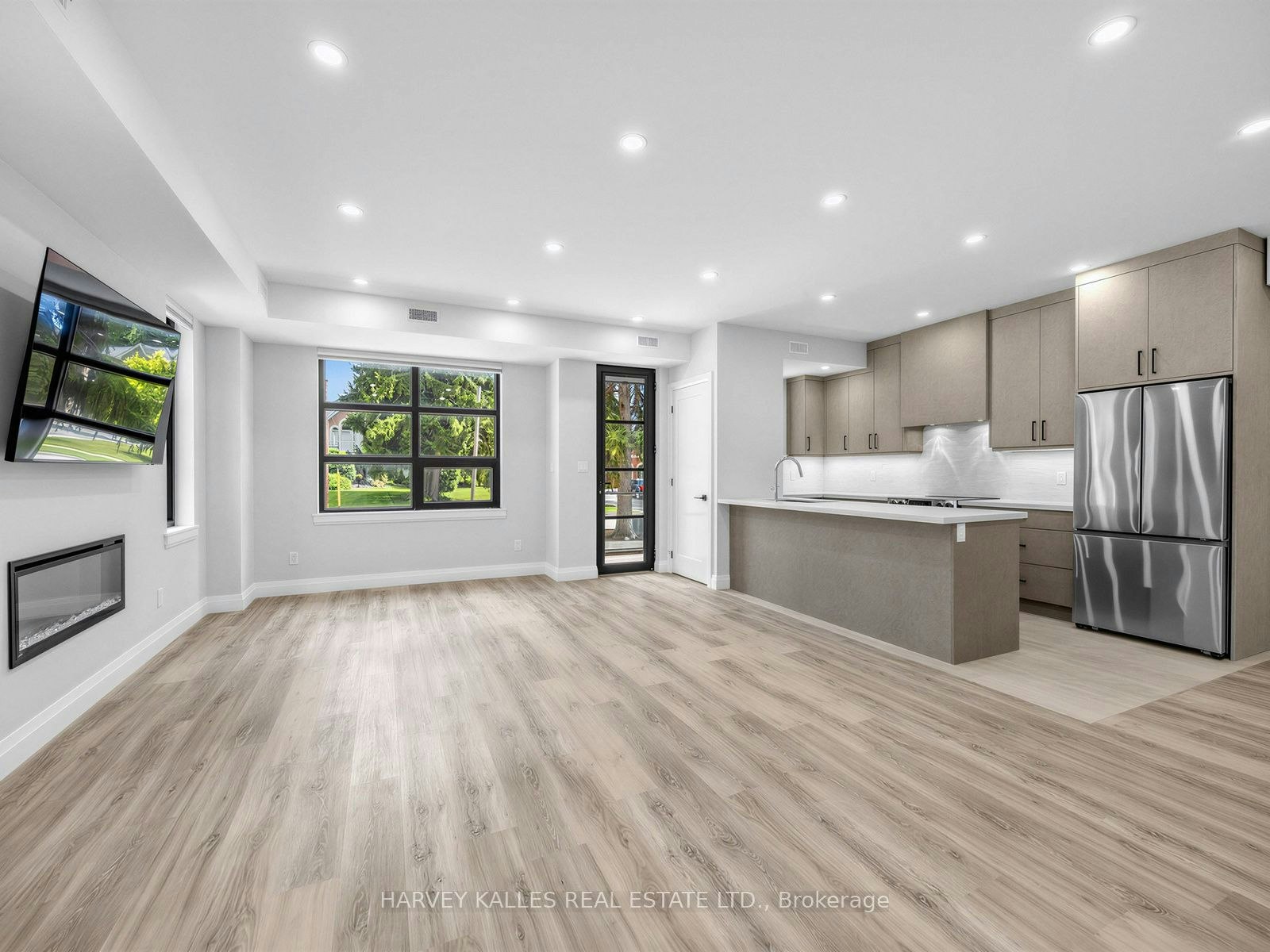 1-102 Shaver Avenue N, Toronto, ON, M9B 4N7 - 3