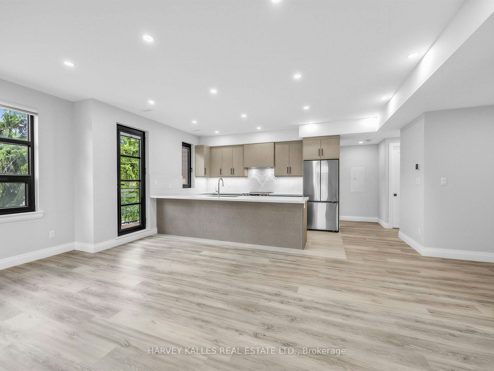 3-102 Shaver Avenue N, Toronto, ON, M9B 4N7 - 2