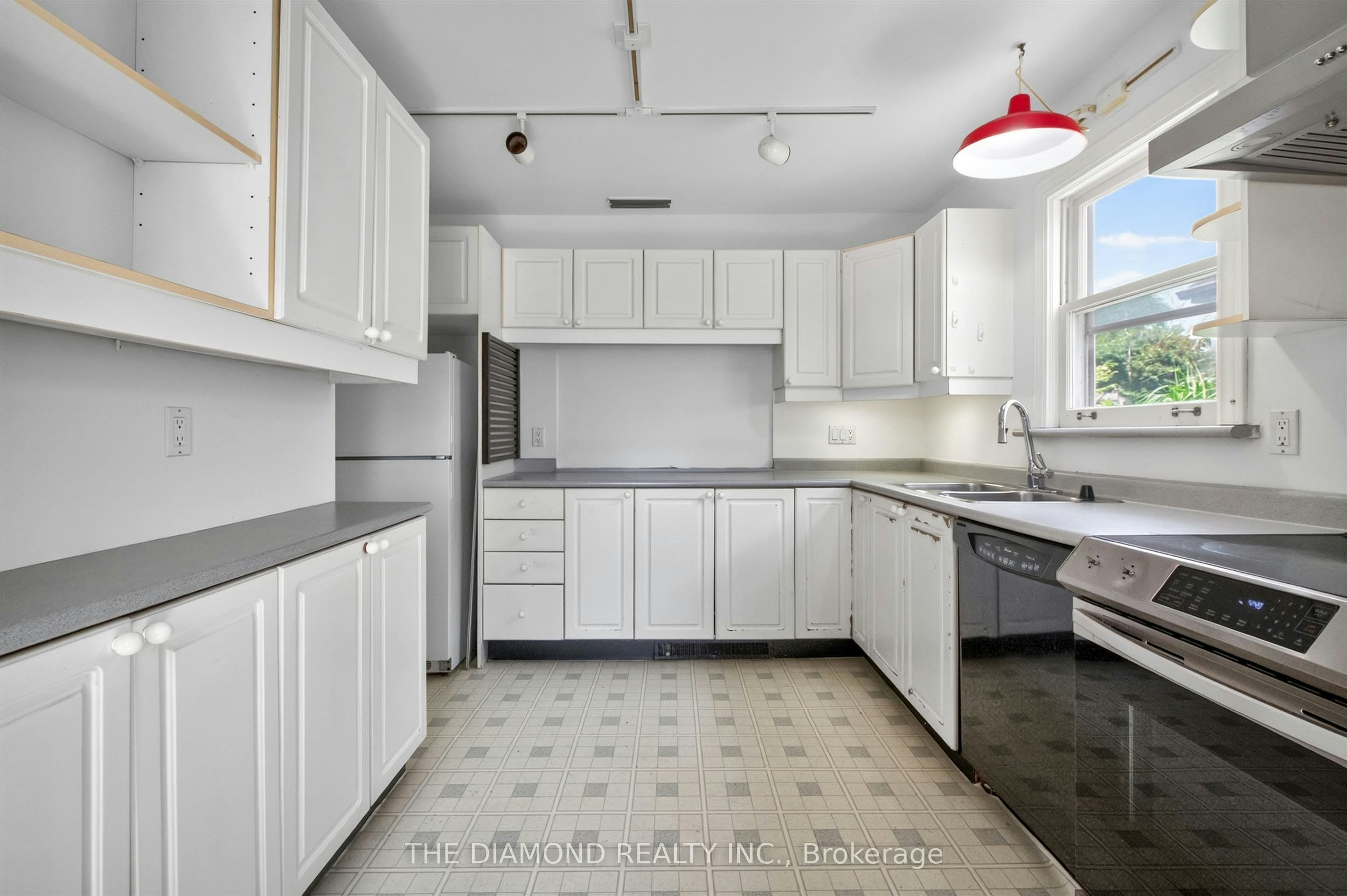 3925 Bloor Street W, Toronto, ON, M9B 1L8 - 9