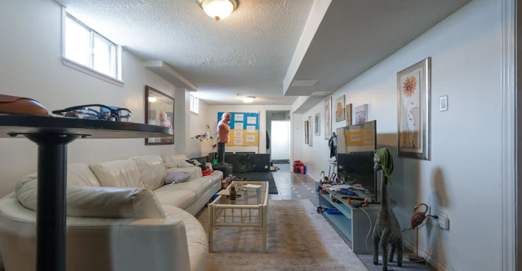 Room #3-674 Abana Road, Mississauga, ON, L5A 1H4 - 2
