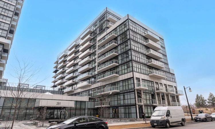 132-251 Manitoba Street S