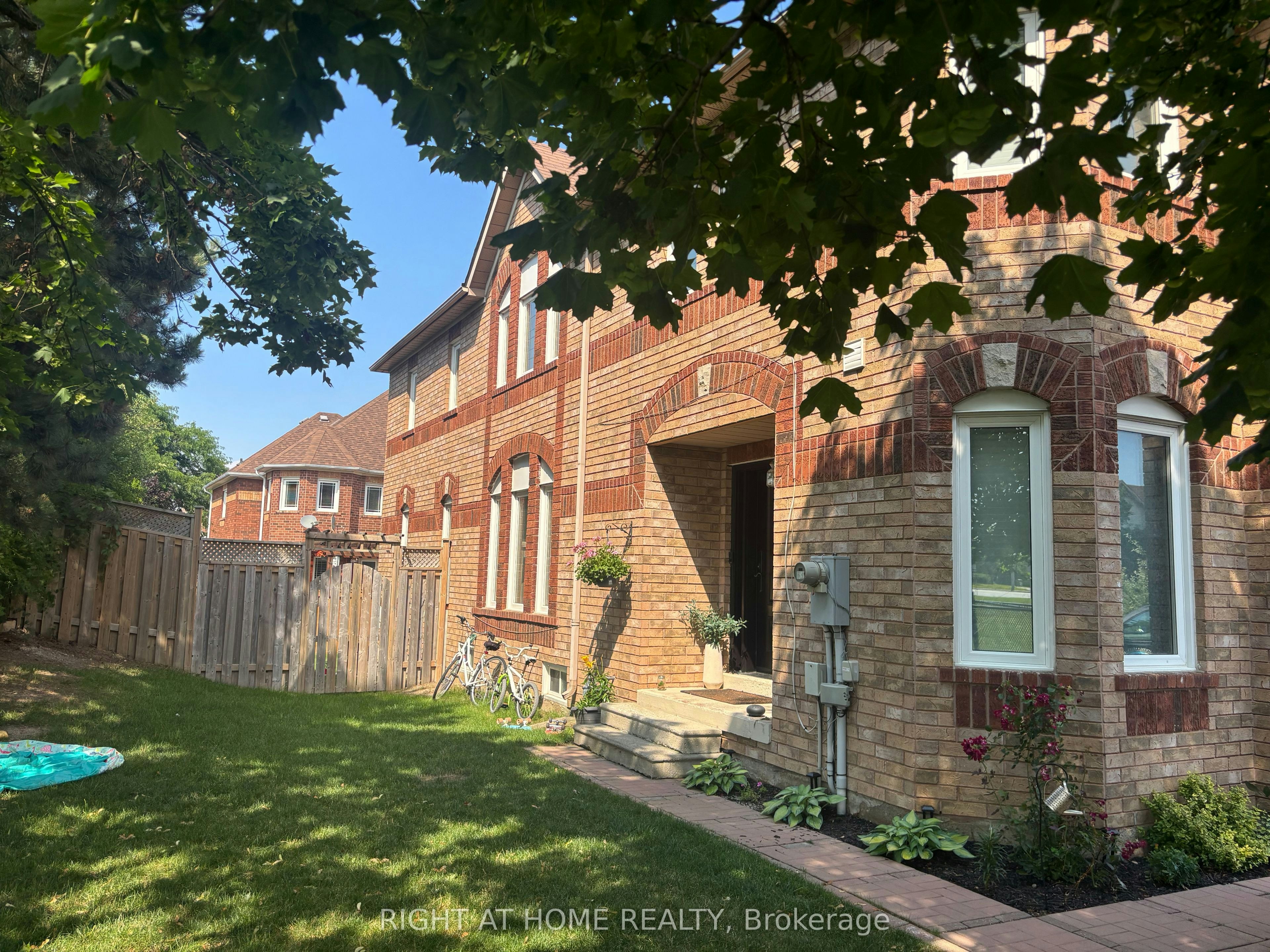 6985 Dunnview Court, Mississauga, ON, L5N 7E4 - 6