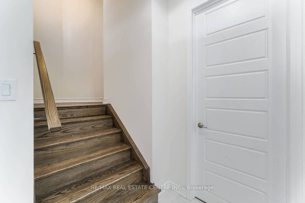 975 Whitlock Avenue, Milton, ON, L9E 1S9 - 2