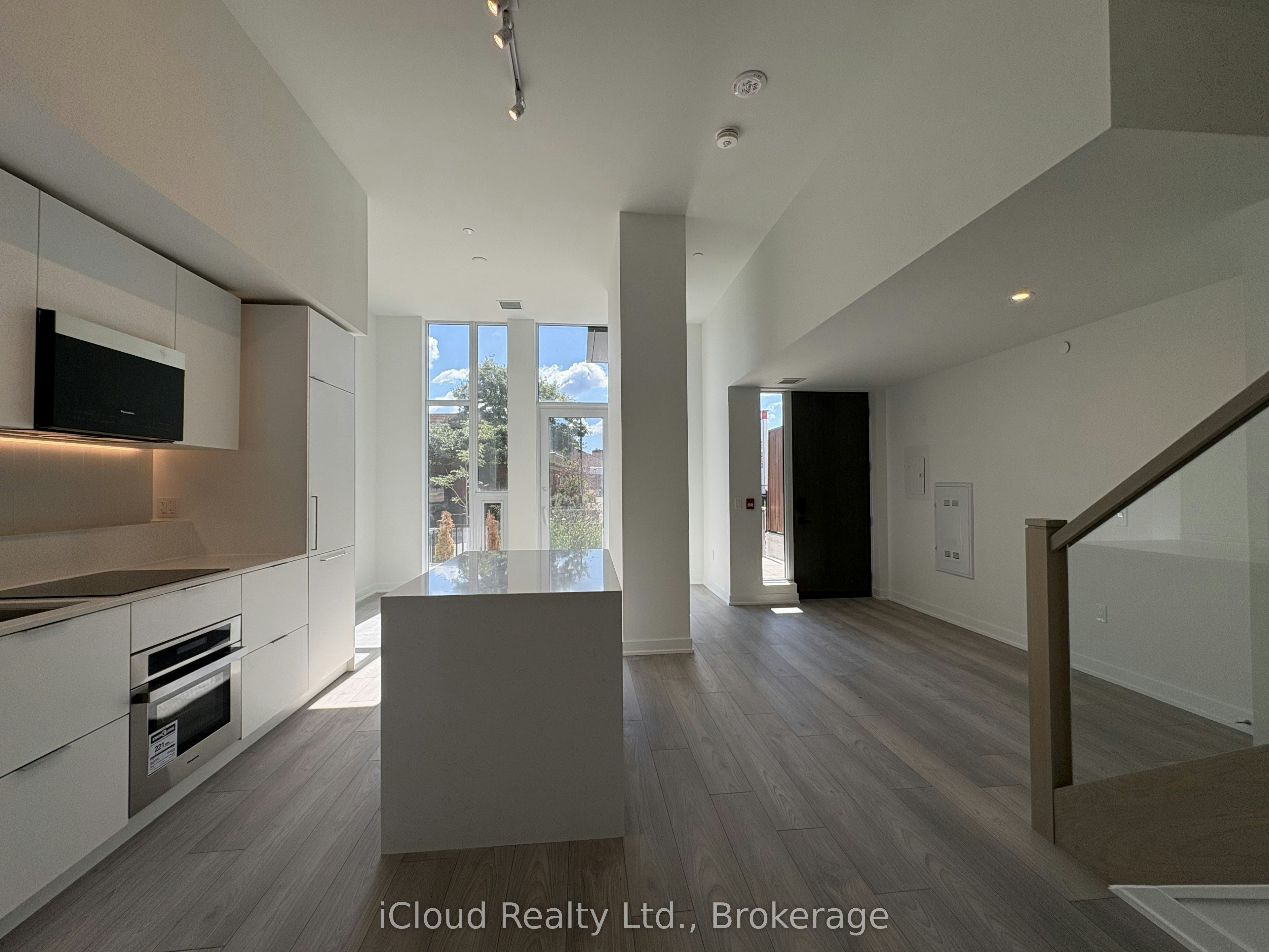 TH 02-1 Fairview Road, Mississauga, ON, L5A 0B4 - 2